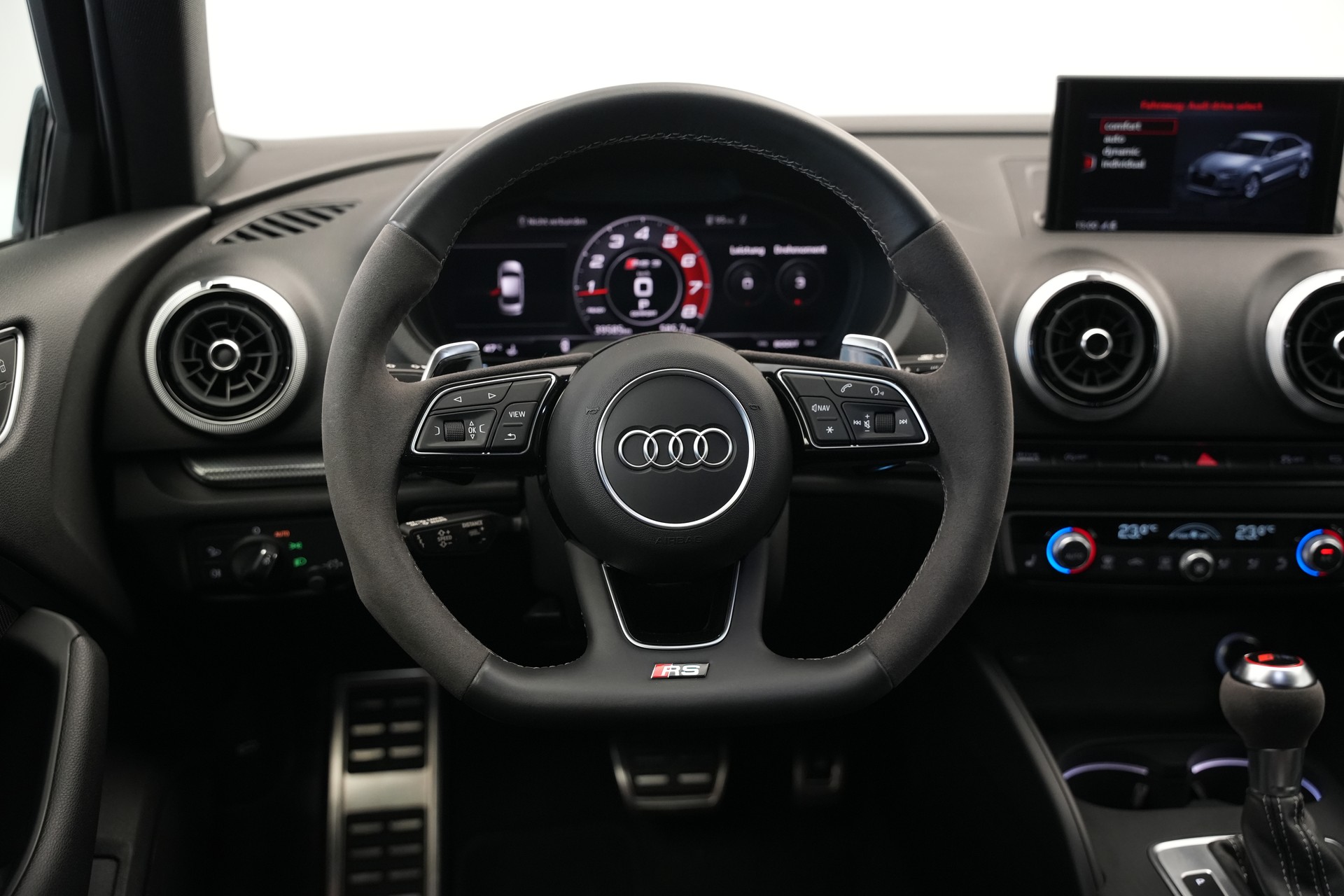 AUDI RS3 Limousine 2.5 TSI quattro S-tronic *Sportsitze* *Assistenzpaket* *B&O*-image-16