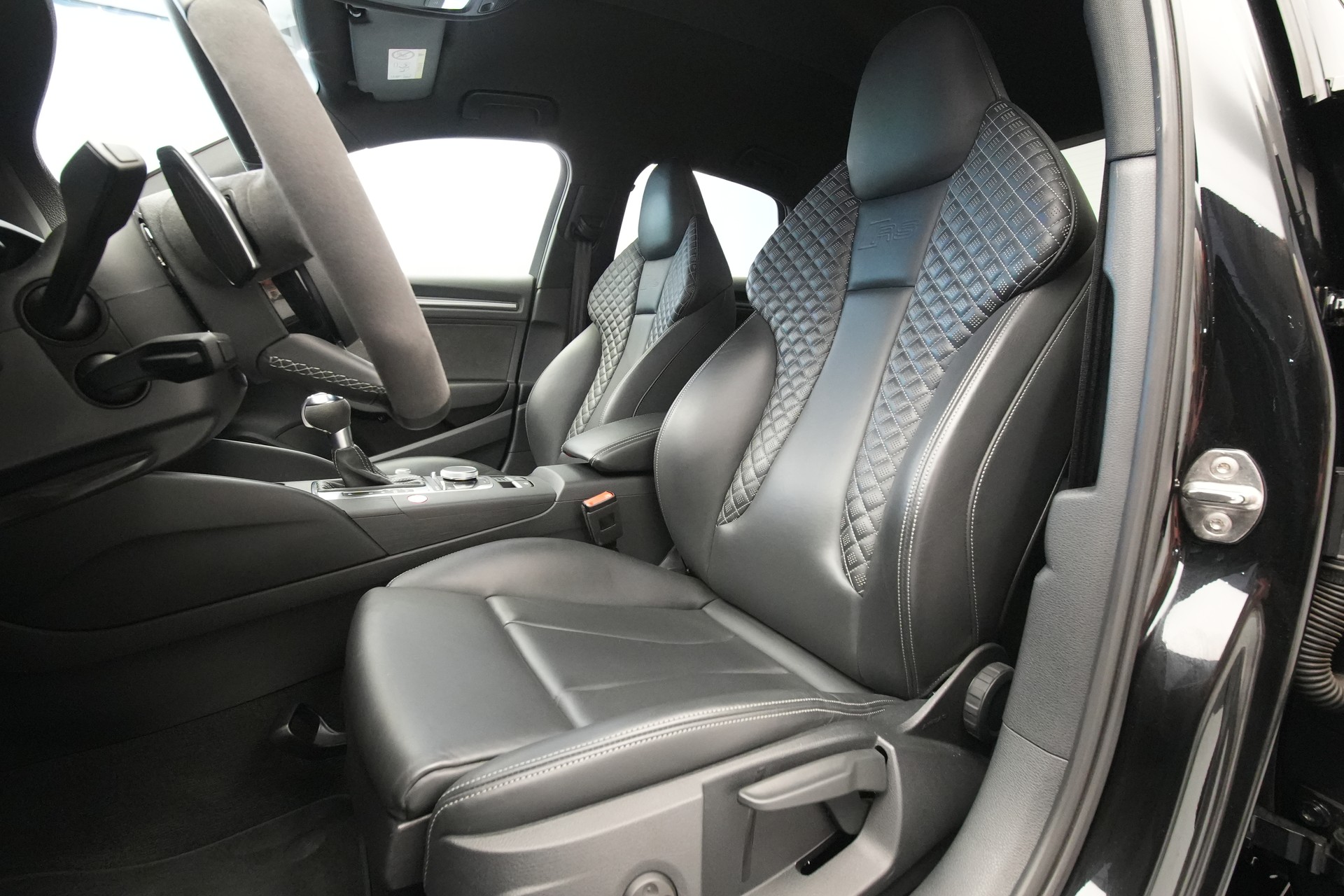 AUDI RS3 Limousine 2.5 TSI quattro S-tronic *Sportsitze* *Assistenzpaket* *B&O*-image-12