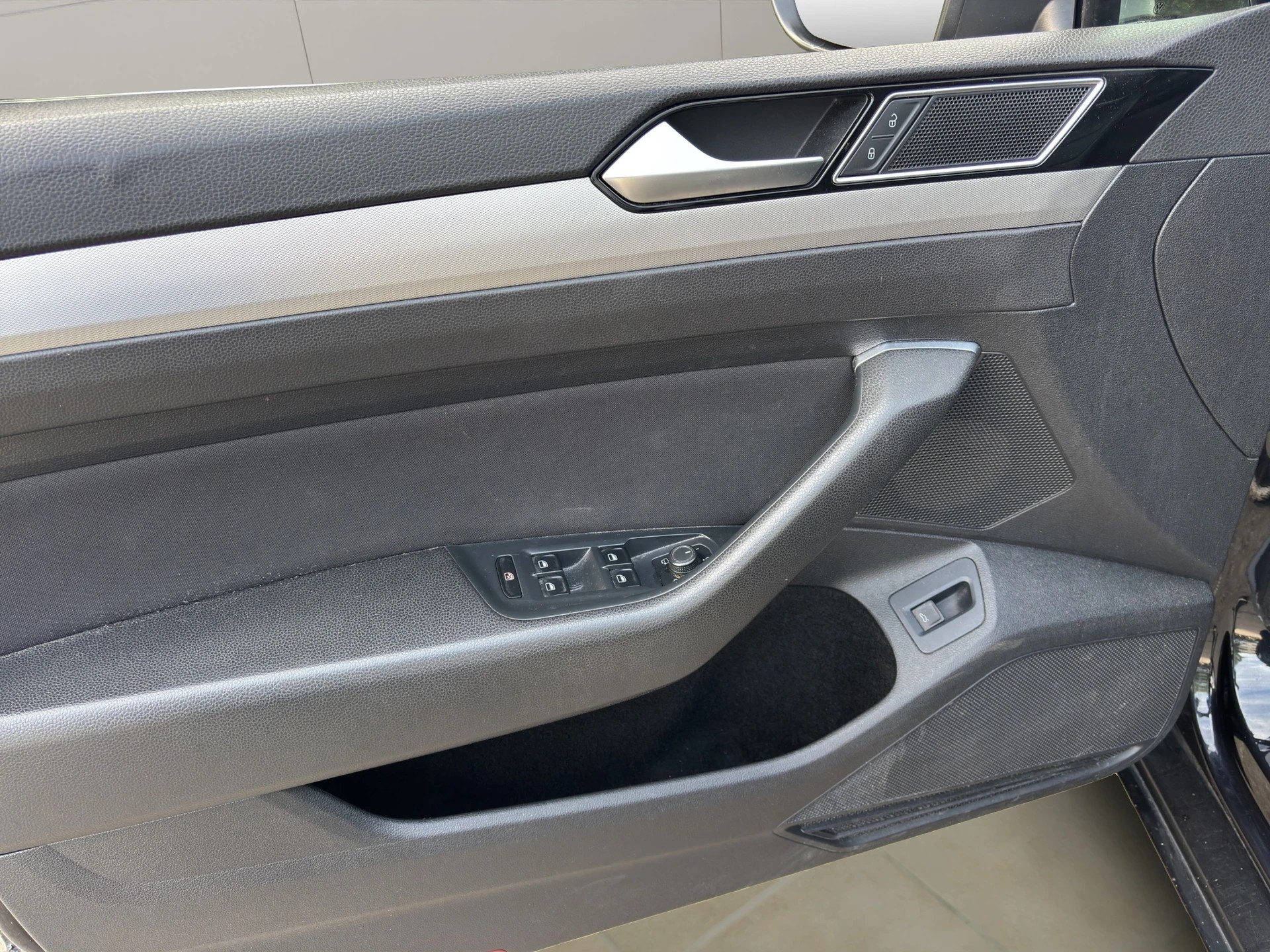 VW Passat 1.6 TDI BlM Trendline-image-11