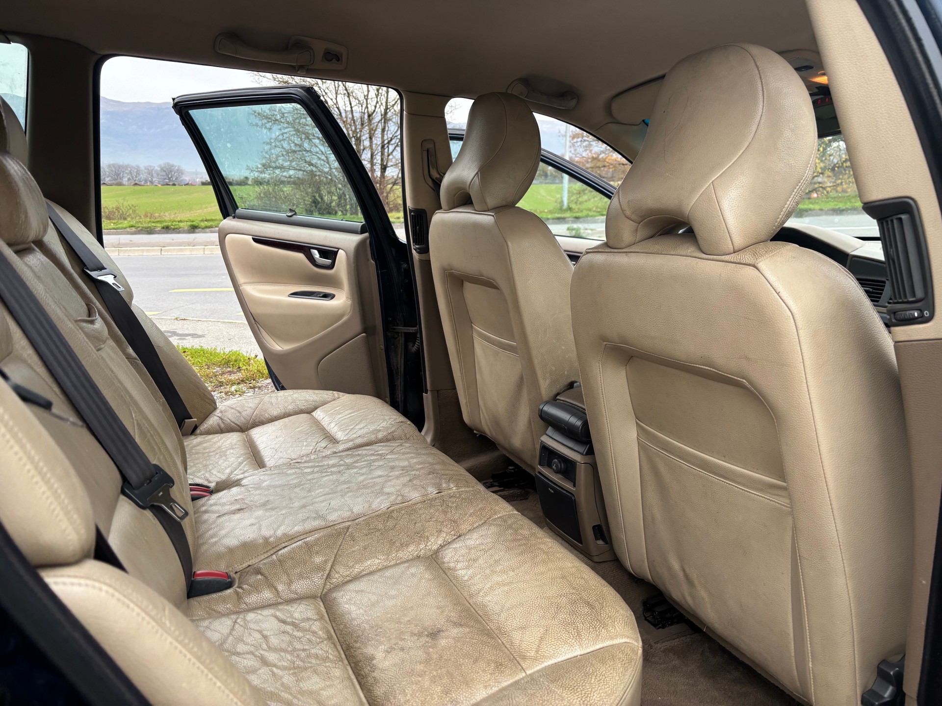 VOLVO V70 D5-image-13