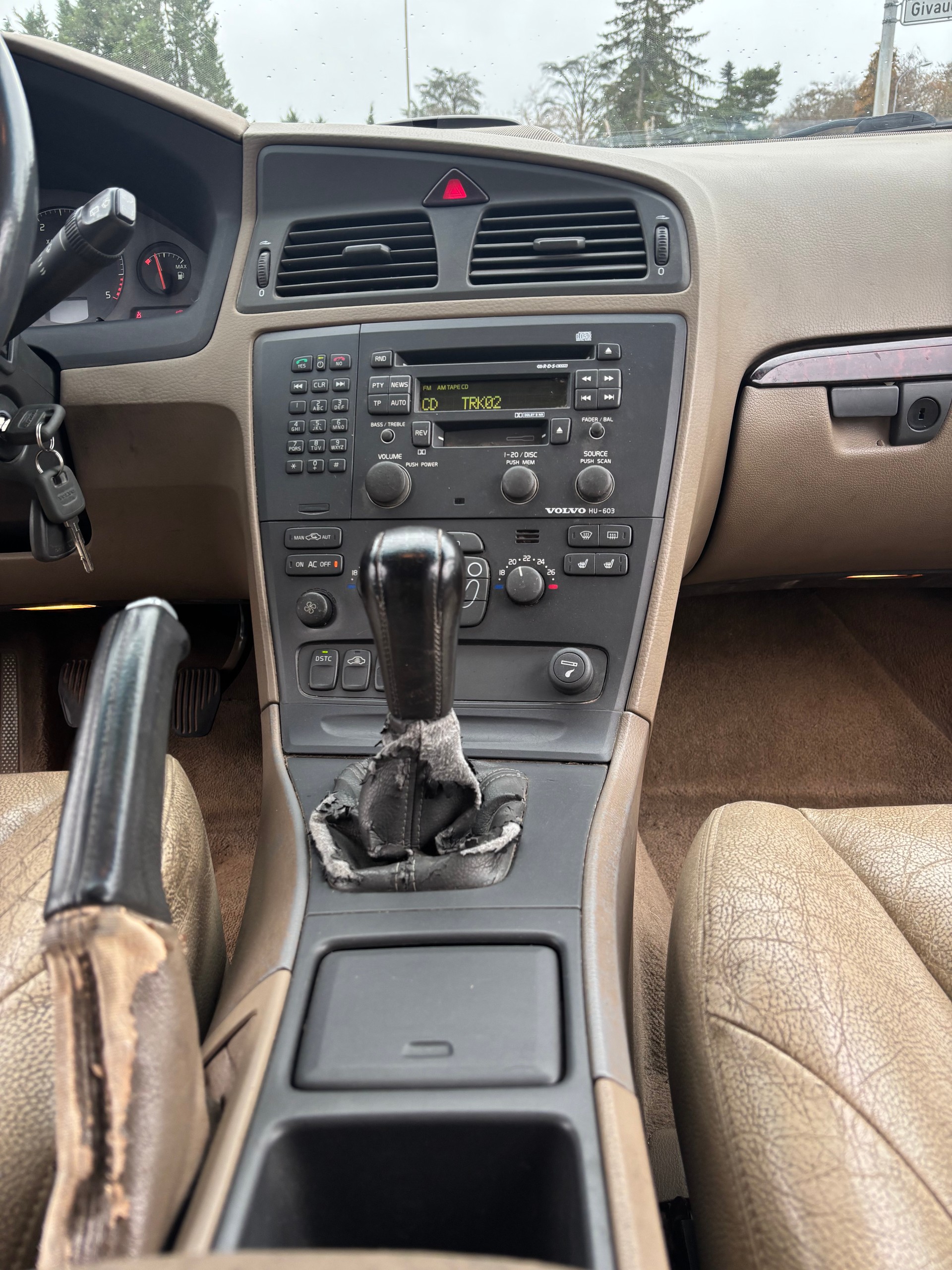 VOLVO V70 D5-image-8