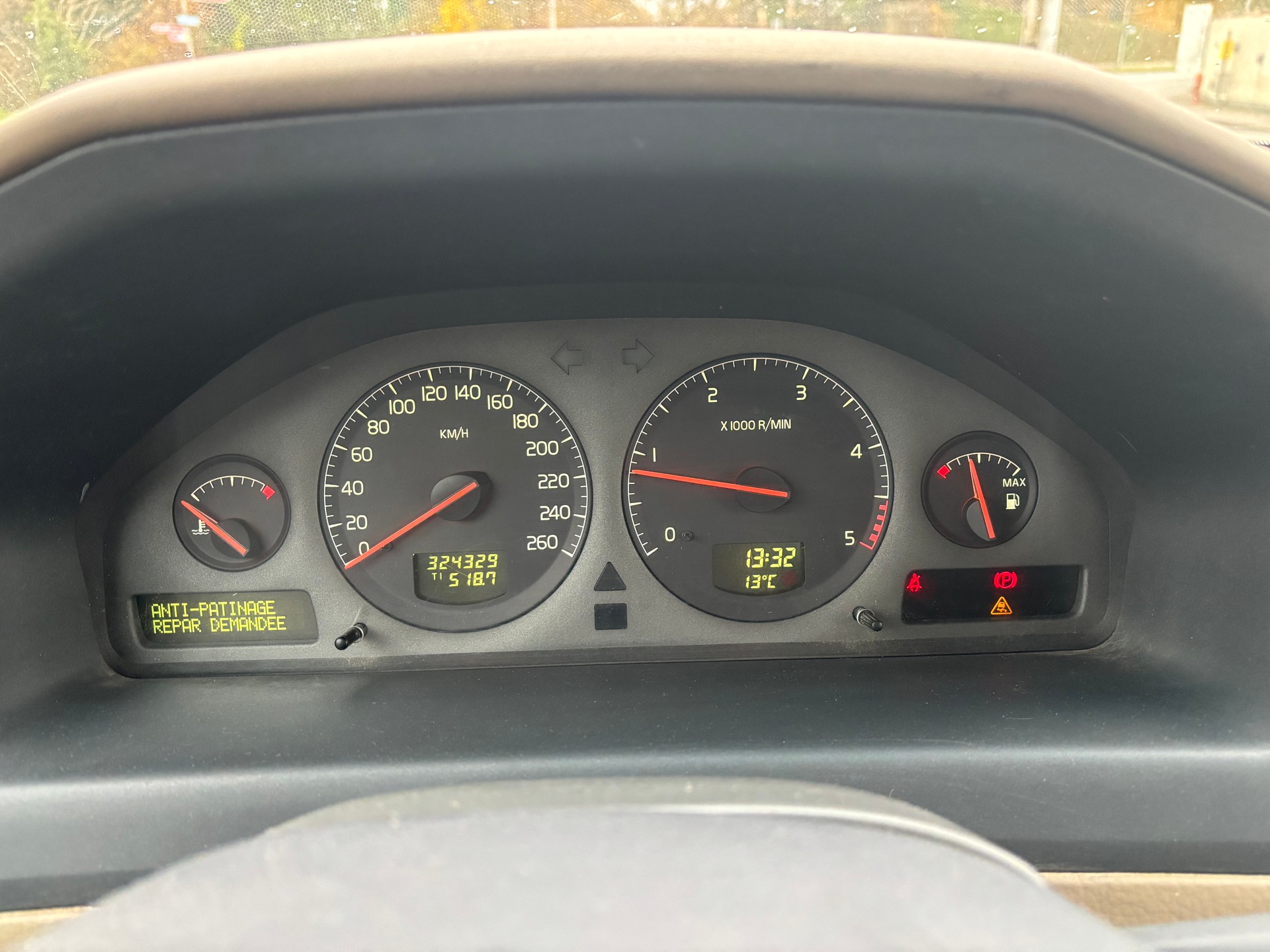 VOLVO V70 D5-image-7