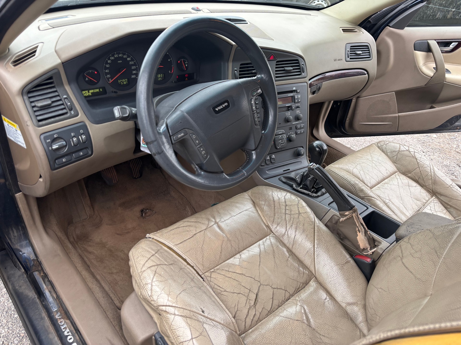 VOLVO V70 D5-image-9