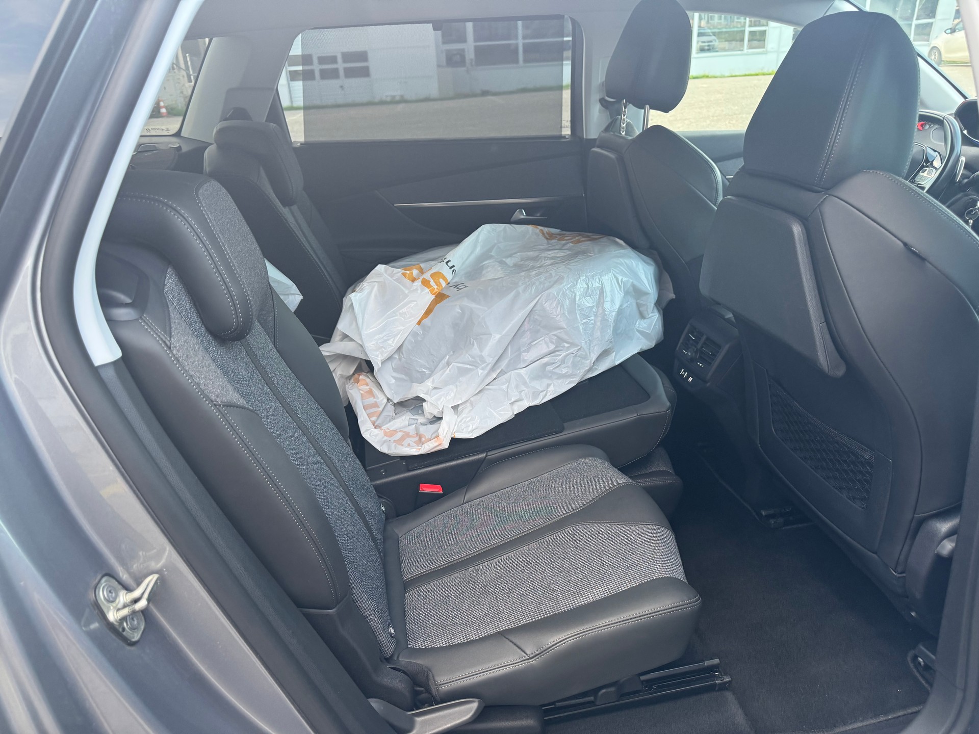 PEUGEOT 5008 1.5 BlueHDi Business Line ETA-image-9