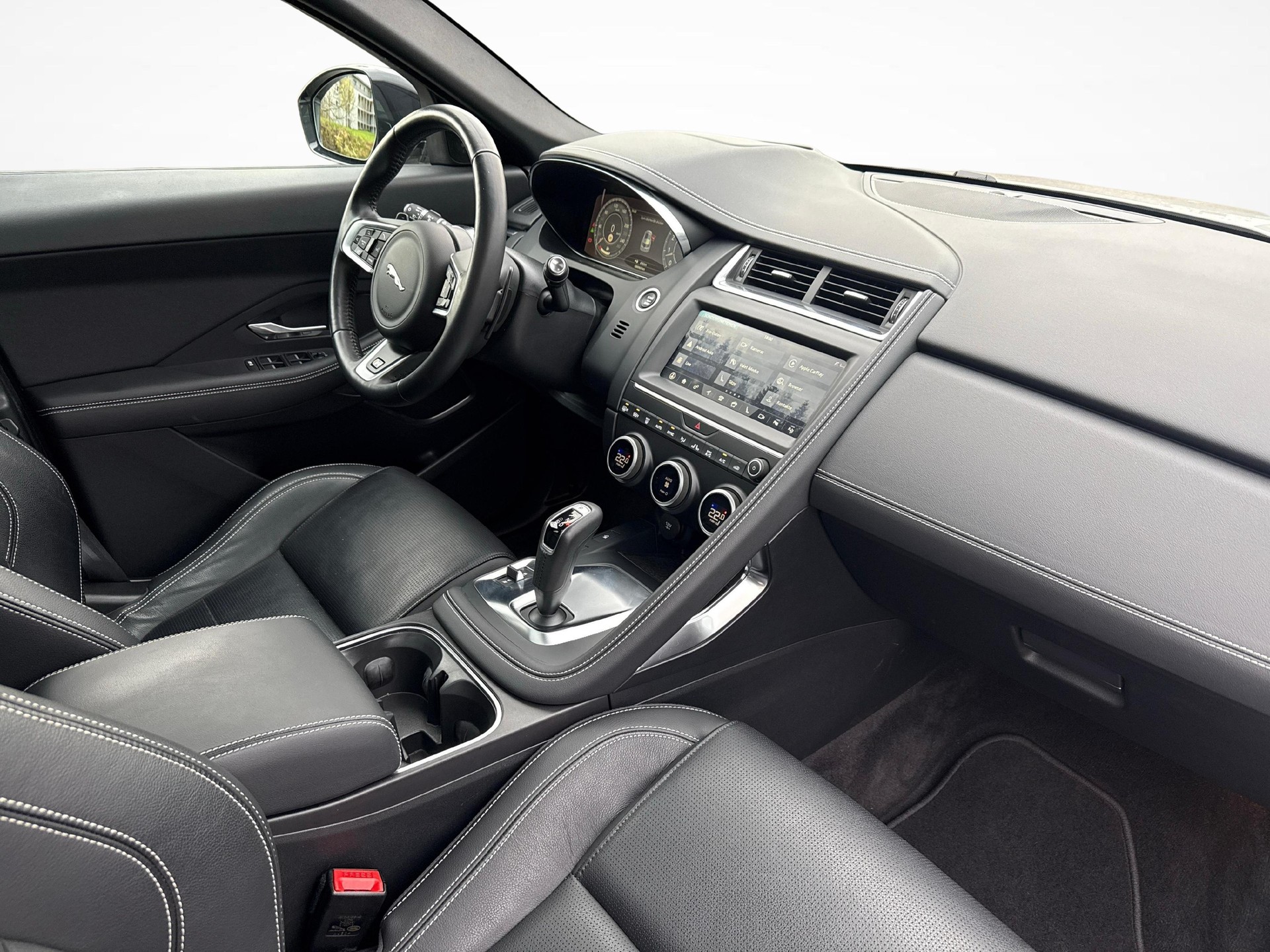 JAGUAR E-Pace 2.0 T 250 R-Dynamic SE AWD mit Panoramadach-image-9