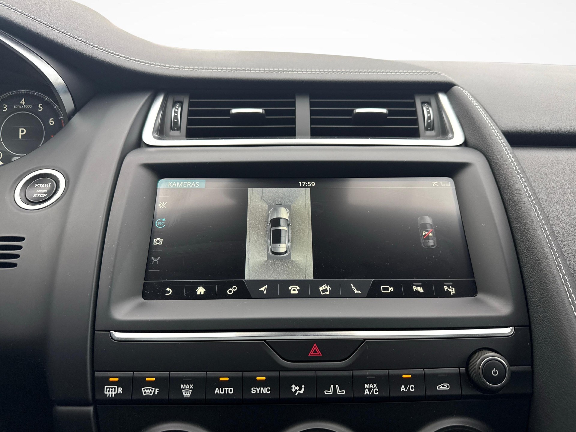 JAGUAR E-Pace 2.0 T 250 R-Dynamic SE AWD mit Panoramadach-image-12