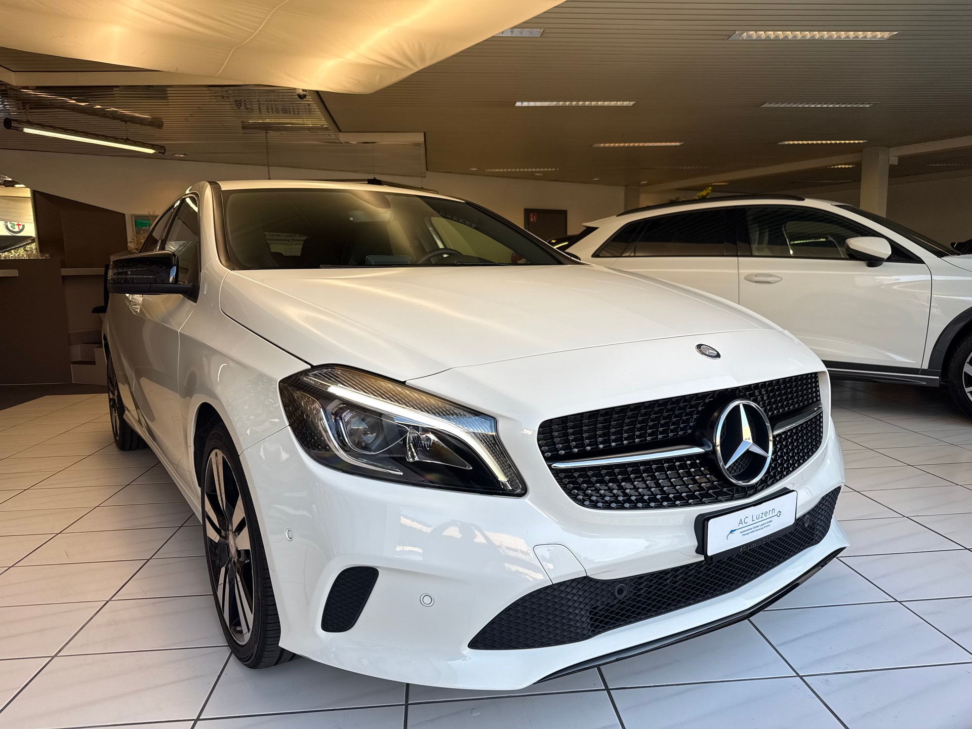 MERCEDES-BENZ A 200 Night Star 7G-DCT-showroom-element-3