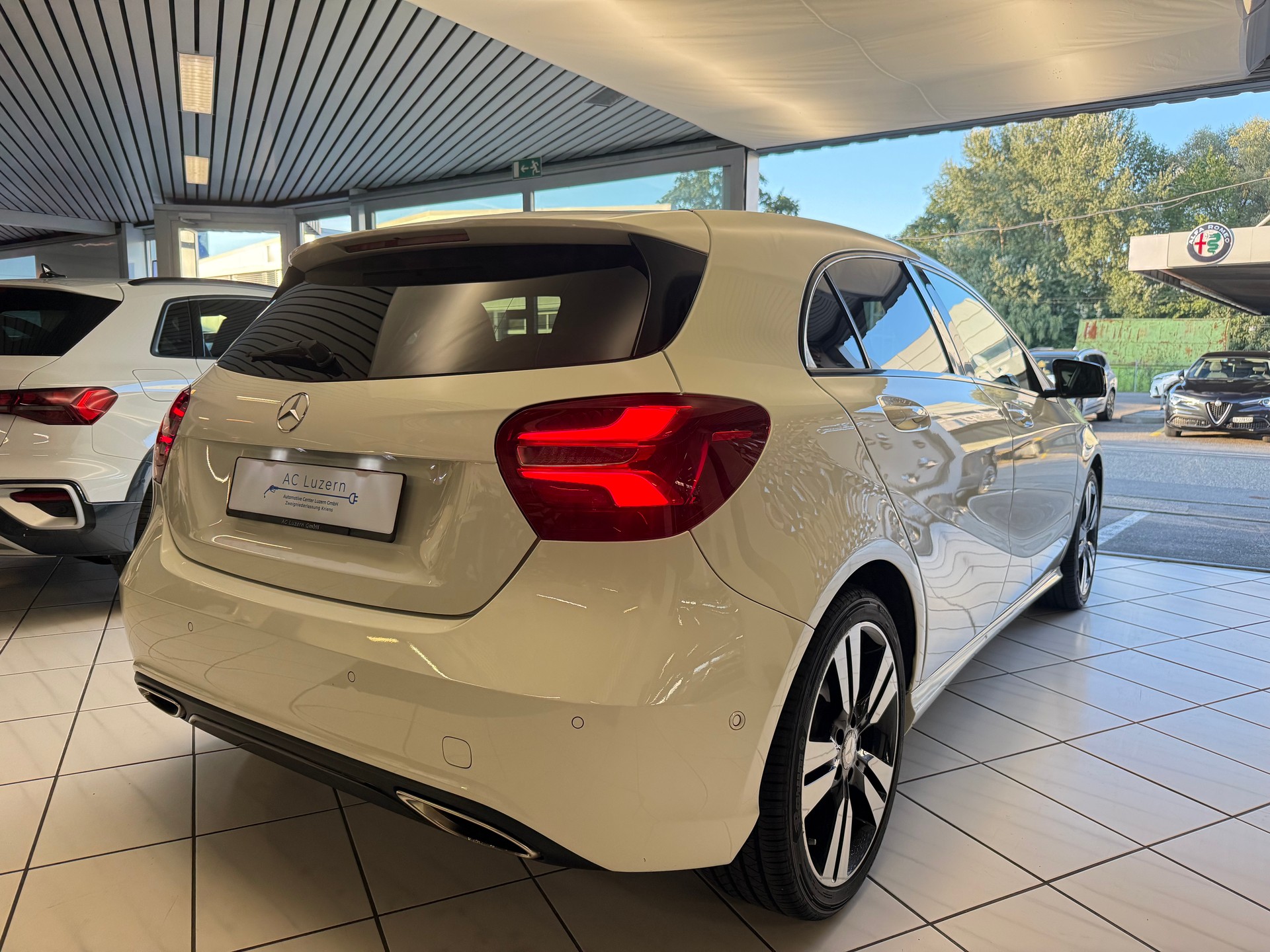 MERCEDES-BENZ A 200 Night Star 7G-DCT-showroom-element-2