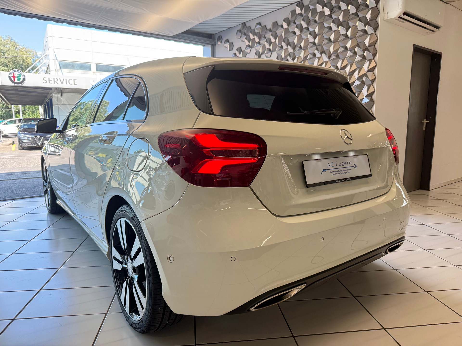 MERCEDES-BENZ A 200 Night Star 7G-DCT-showroom-element-1