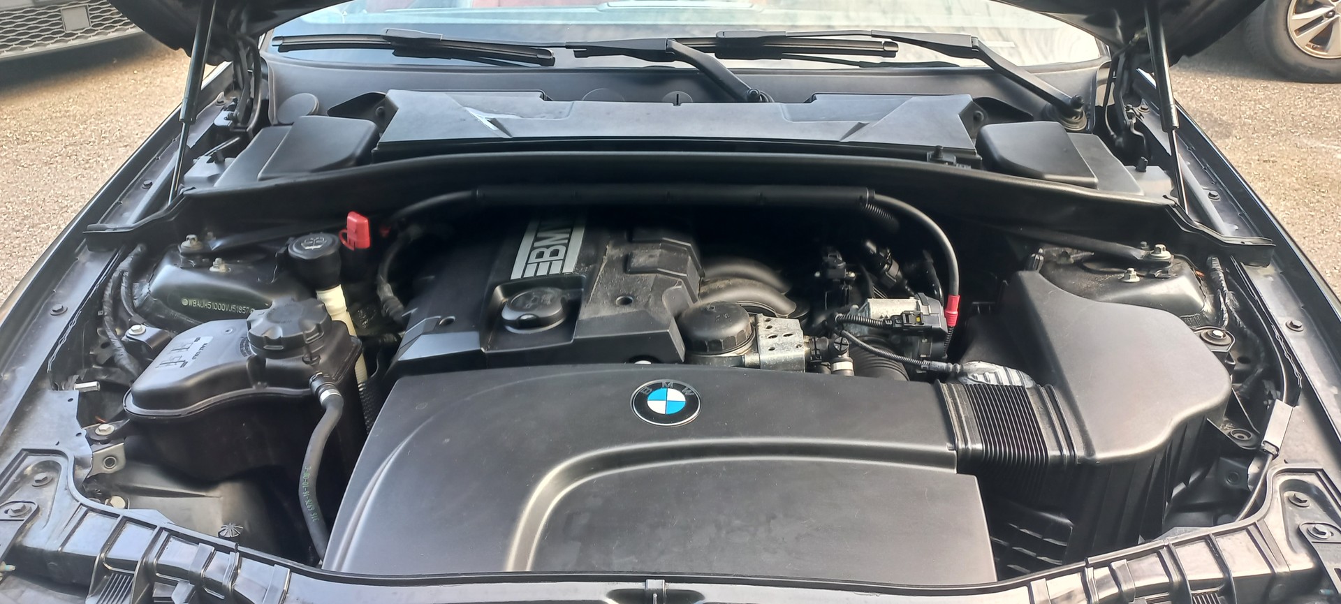 BMW 120i Cabrio-image-14