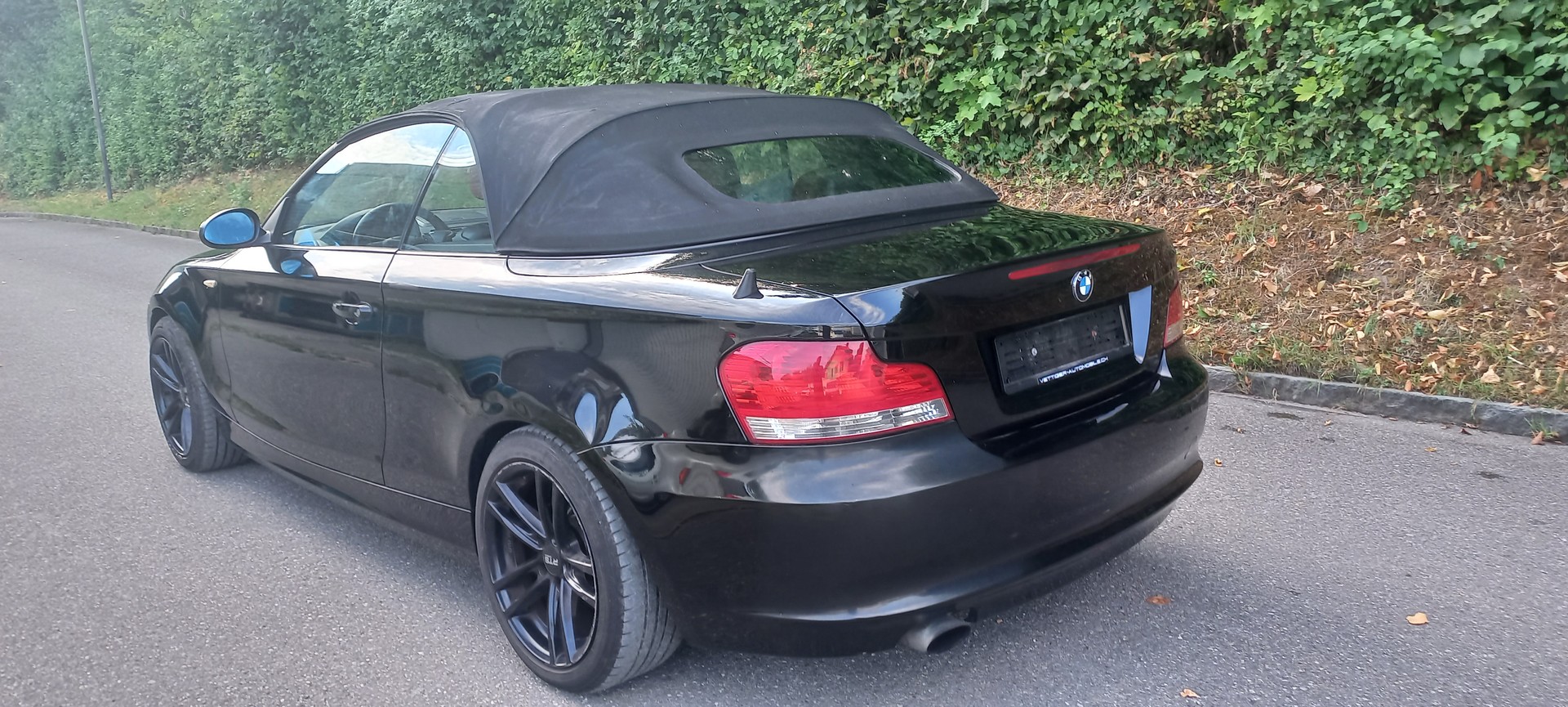 BMW 120i Cabrio-image-4