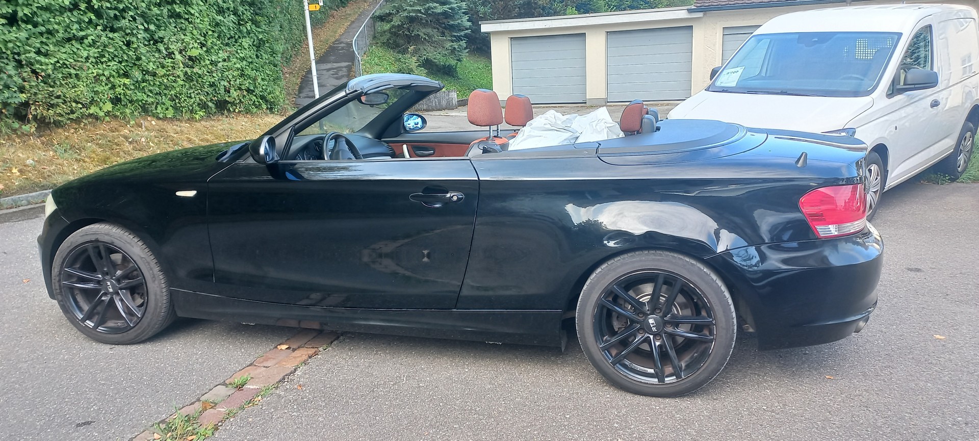 BMW 120i Cabrio-image-3