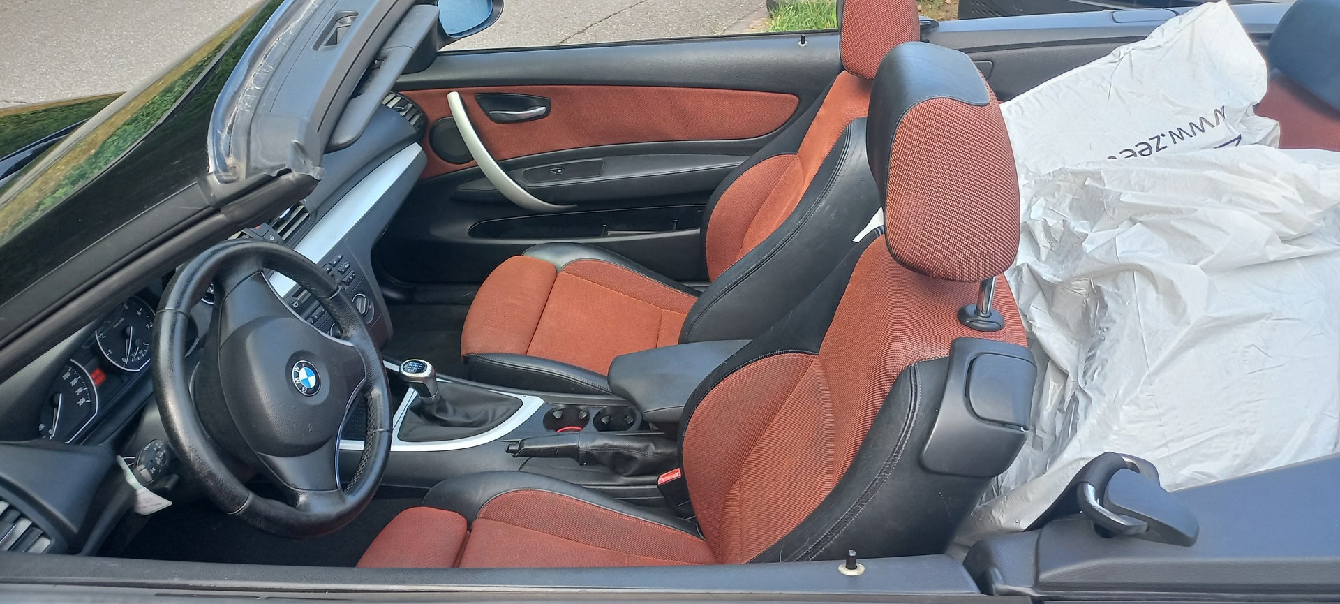 BMW 120i Cabrio-image-9
