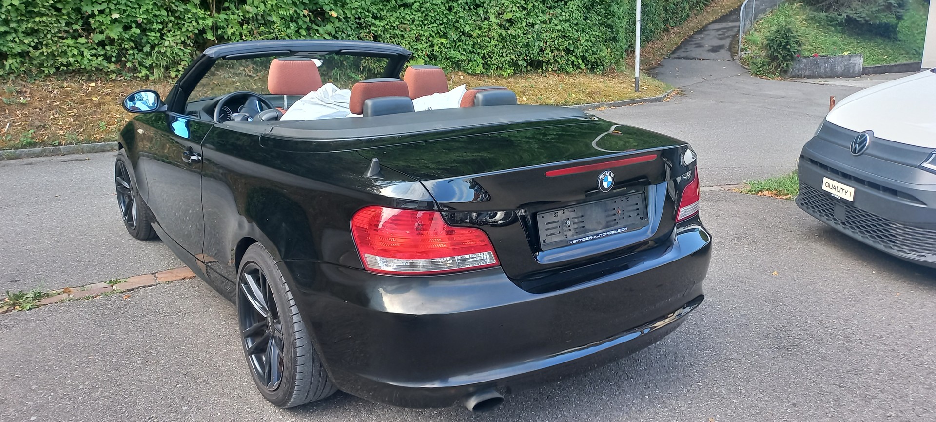 BMW 120i Cabrio-image-2
