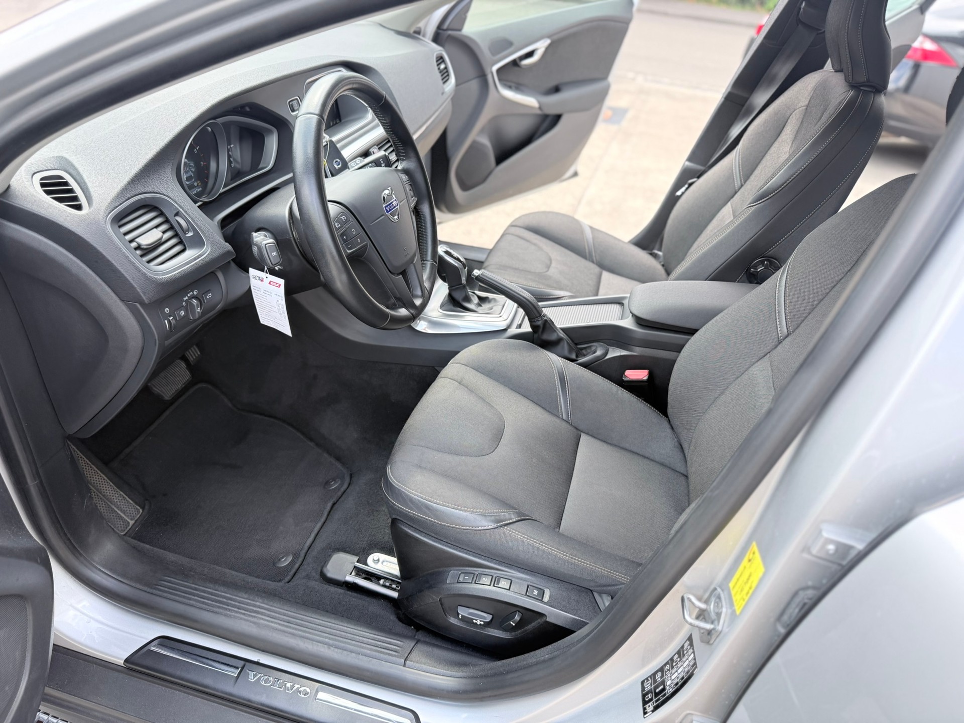 VOLVO V40 Cross Country T4 2.0 AWD Momentum Geartronic-image-14
