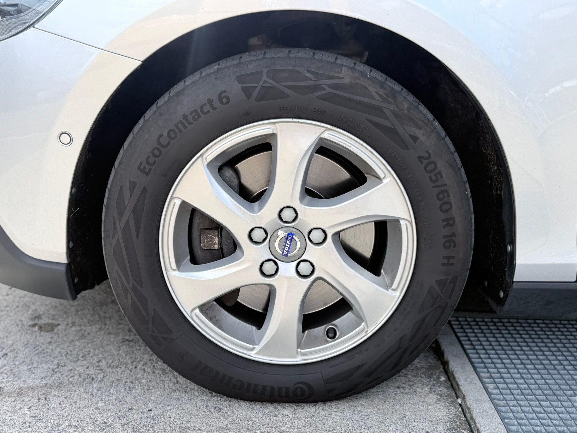VOLVO V40 Cross Country T4 2.0 AWD Momentum Geartronic-image-9