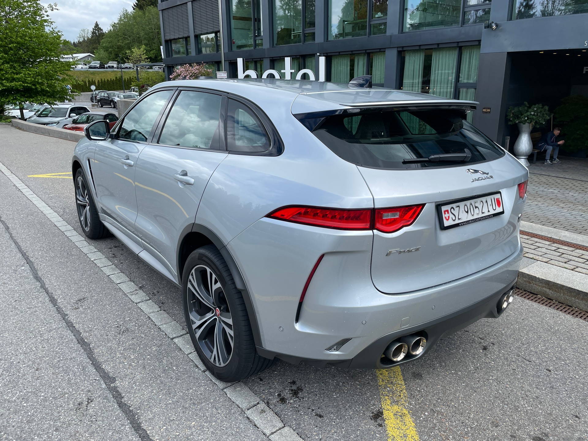 JAGUAR F-Pace 5.0 V8 SVR AWD Automatik-image-8