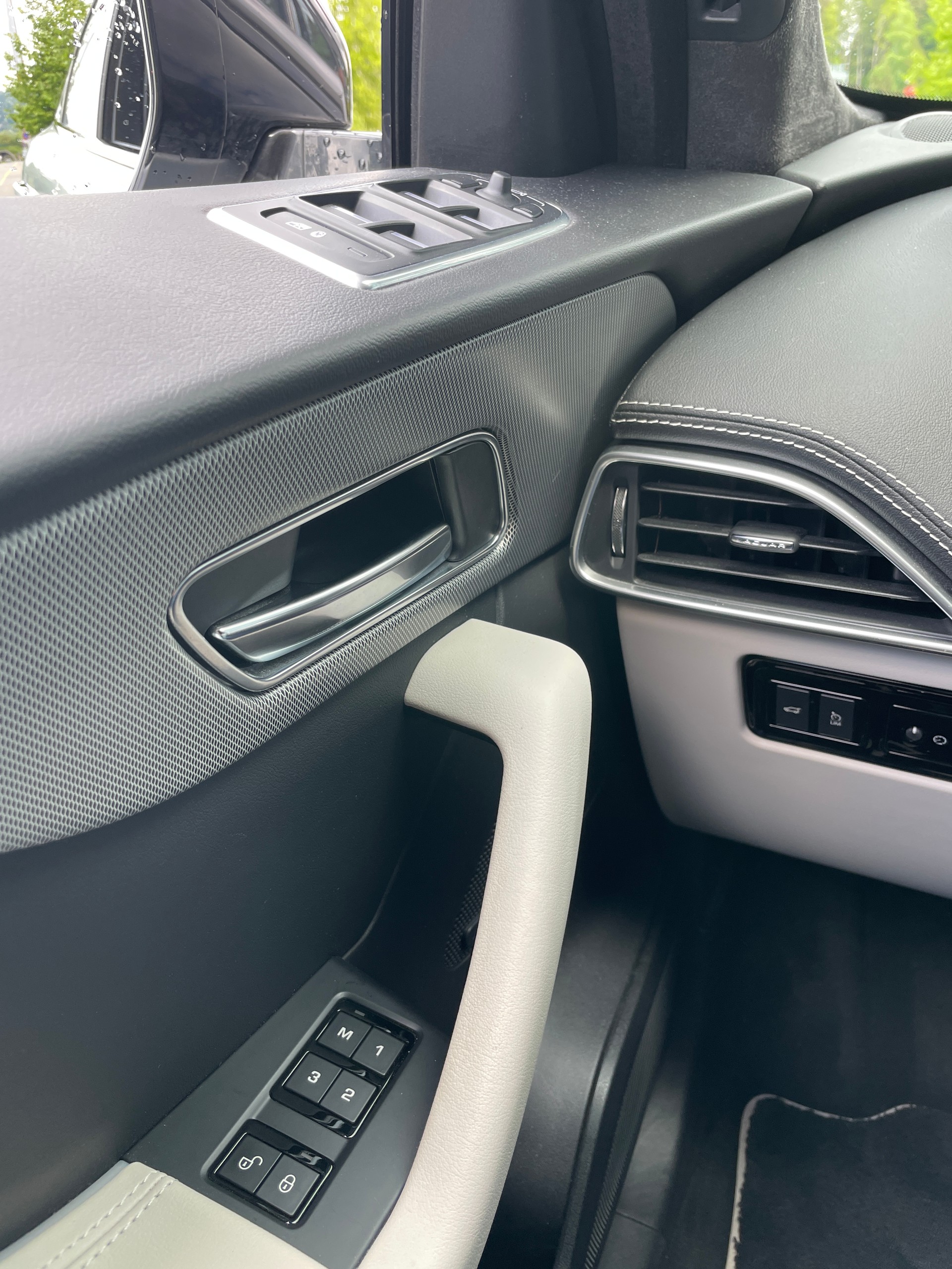 JAGUAR F-Pace 5.0 V8 SVR AWD Automatik-image-22