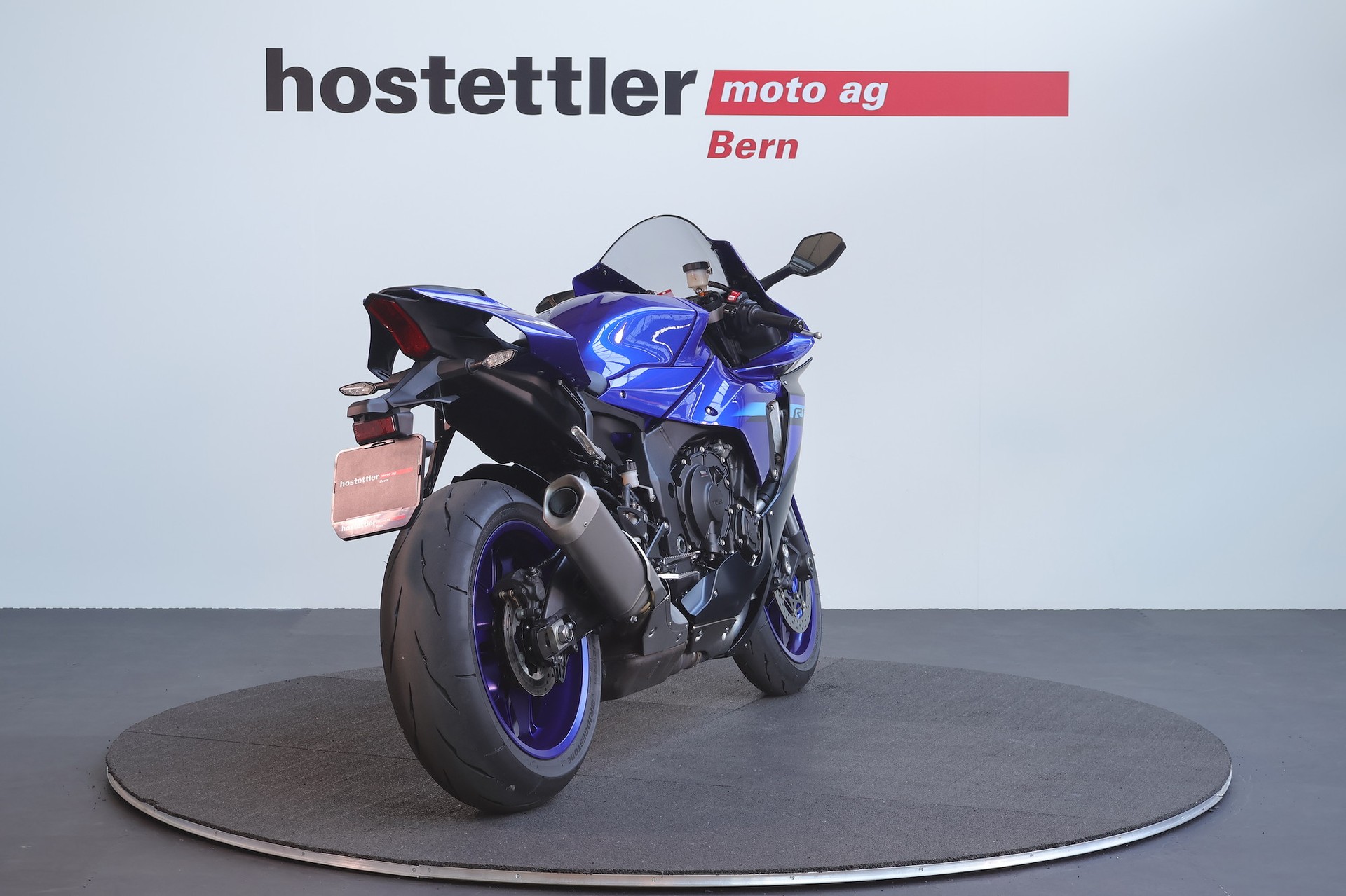 YAMAHA R1-showroom-element-2