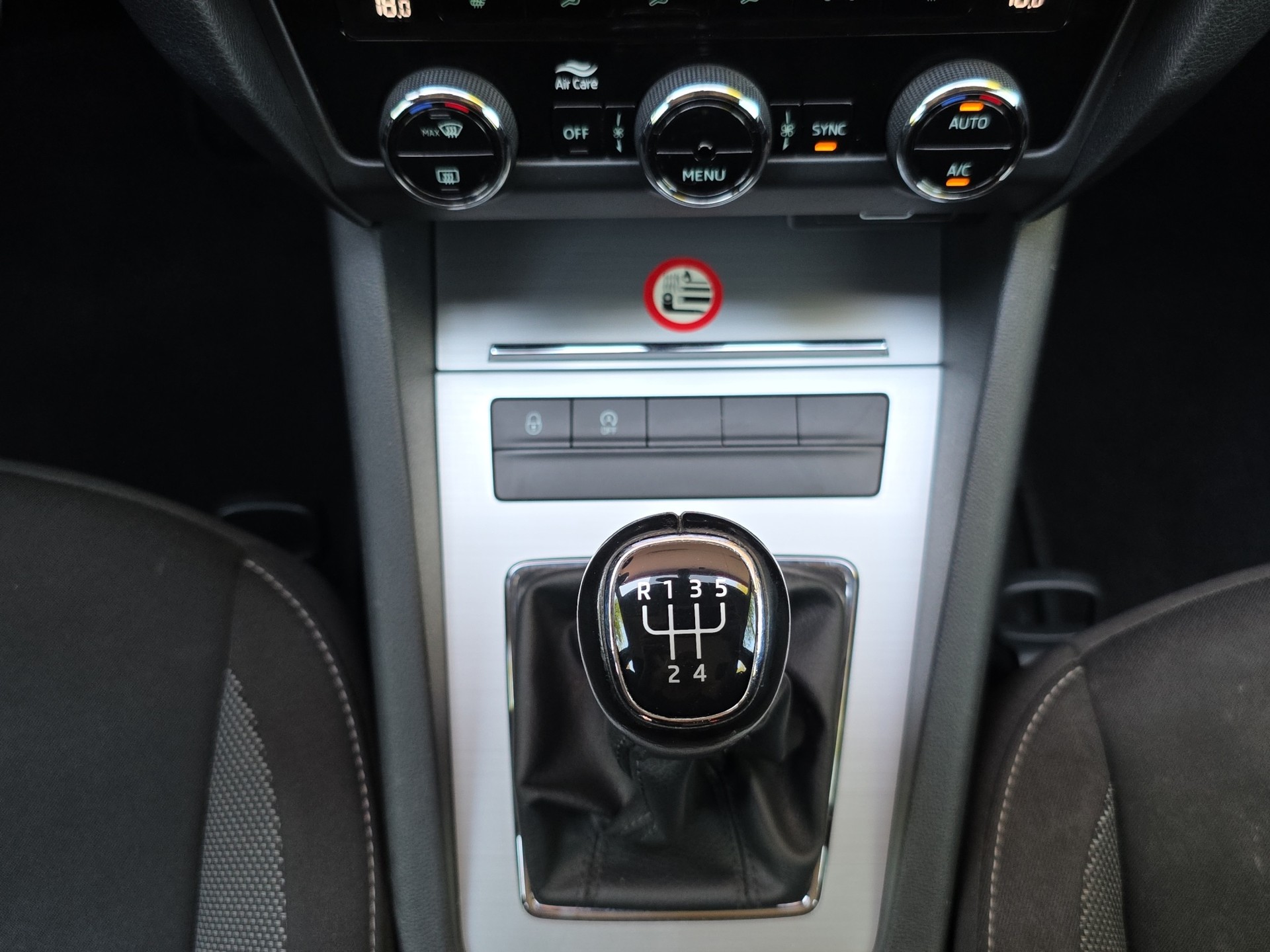SKODA Octavia Combi 1.6 TDI Ambition-image-13