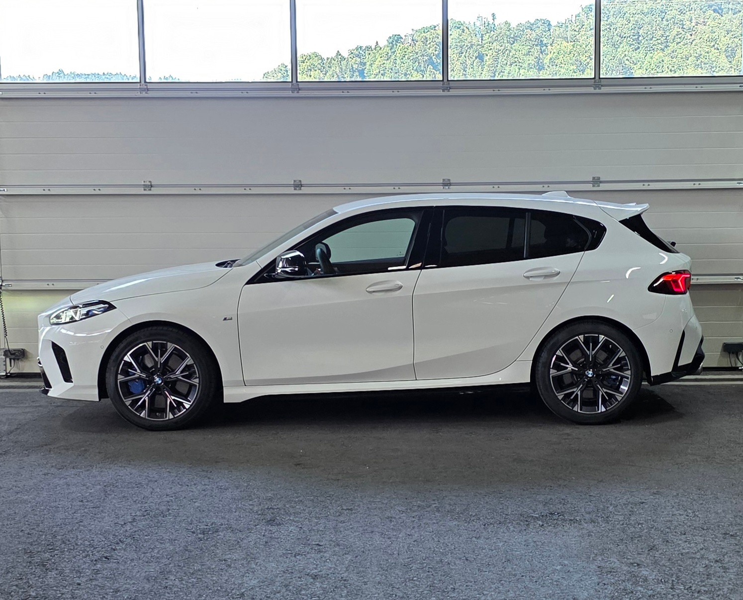 BMW M135 xDrive-showroom-element-1