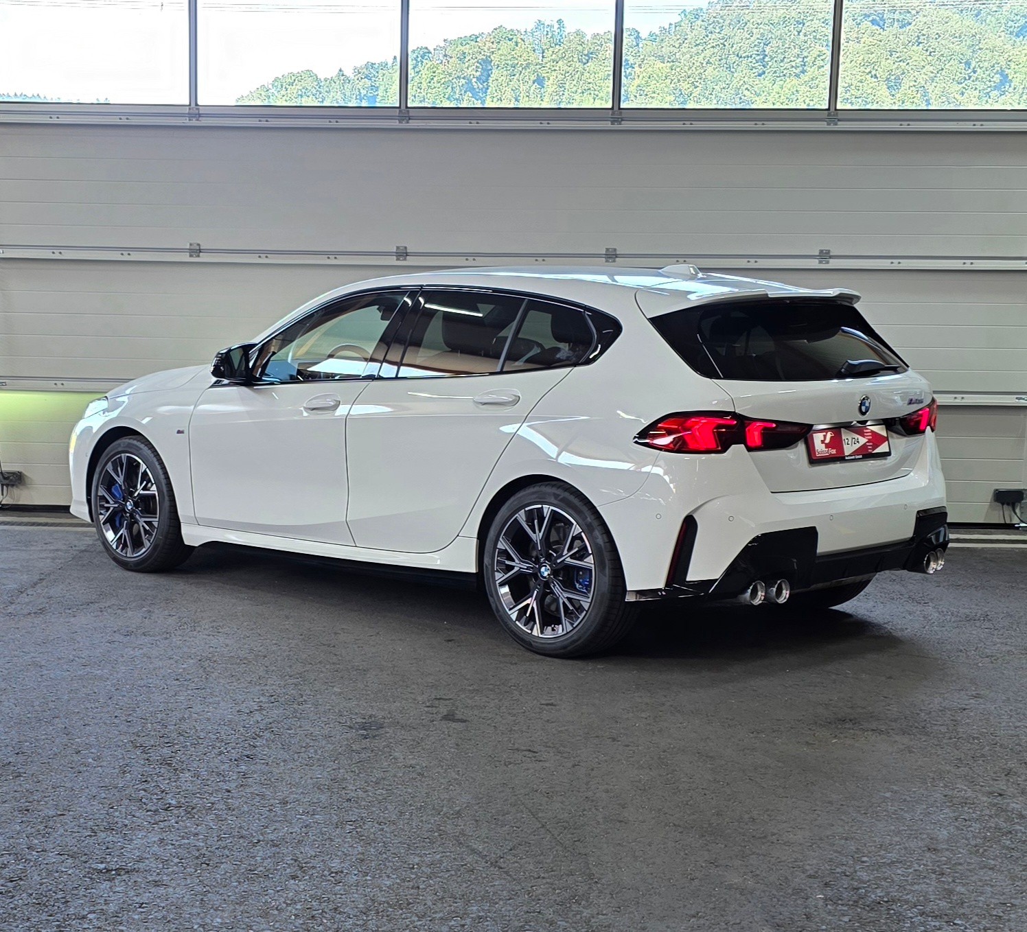 BMW M135 xDrive-showroom-element-2