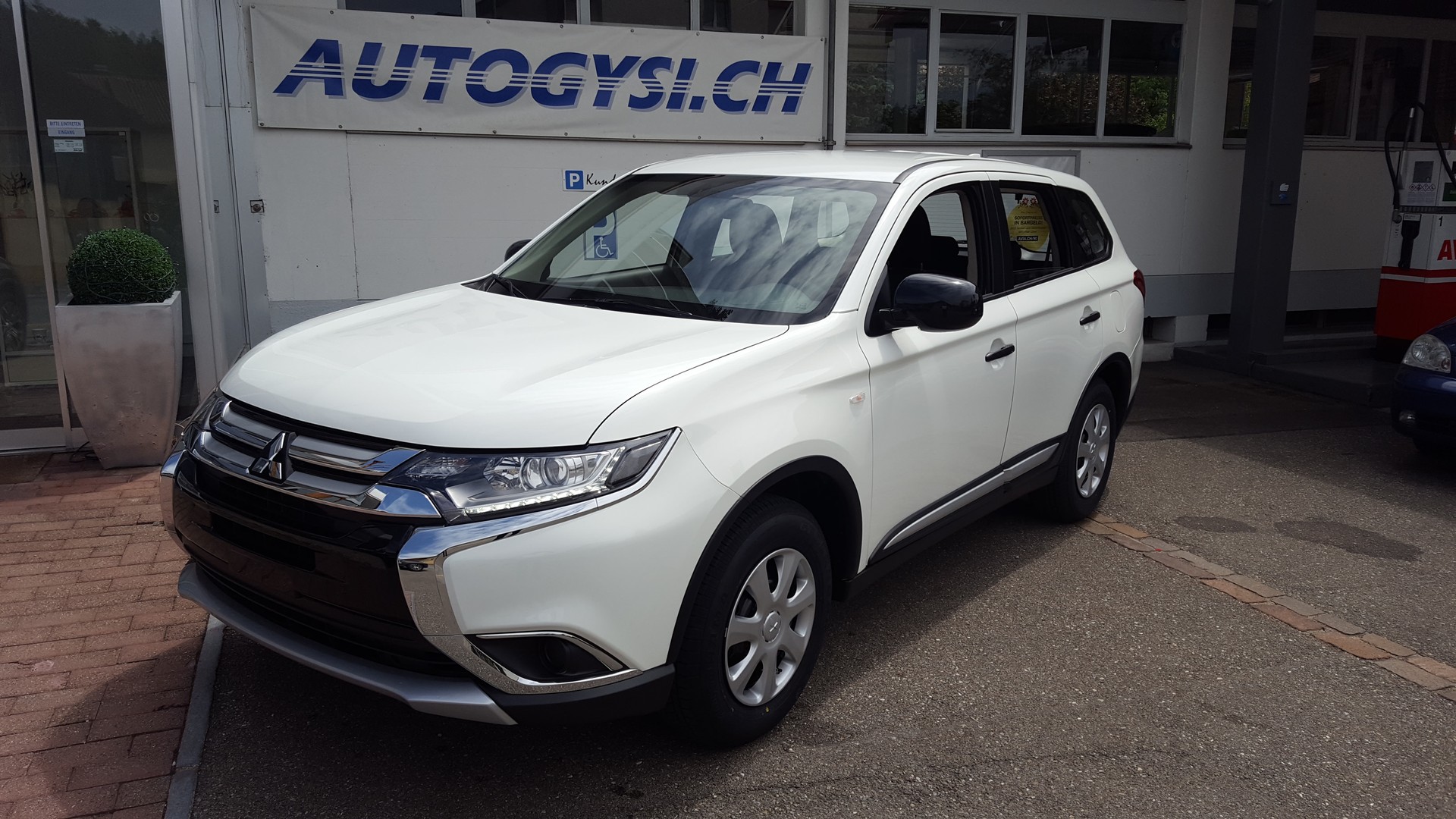 MITSUBISHI Outlander 2.0 Helvetia MT-image-15