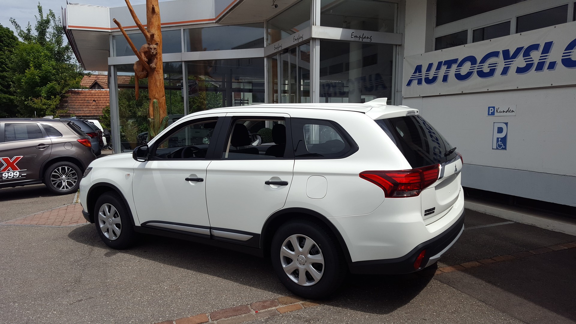 MITSUBISHI Outlander 2.0 Helvetia MT-image-1