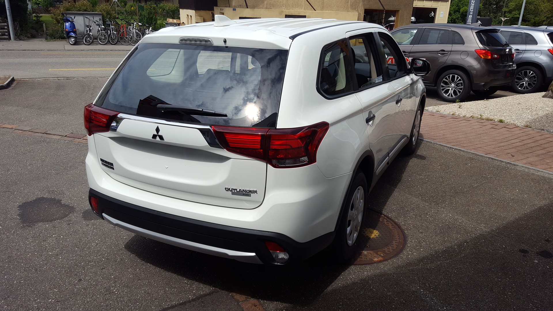 MITSUBISHI Outlander 2.0 Helvetia MT-image-2