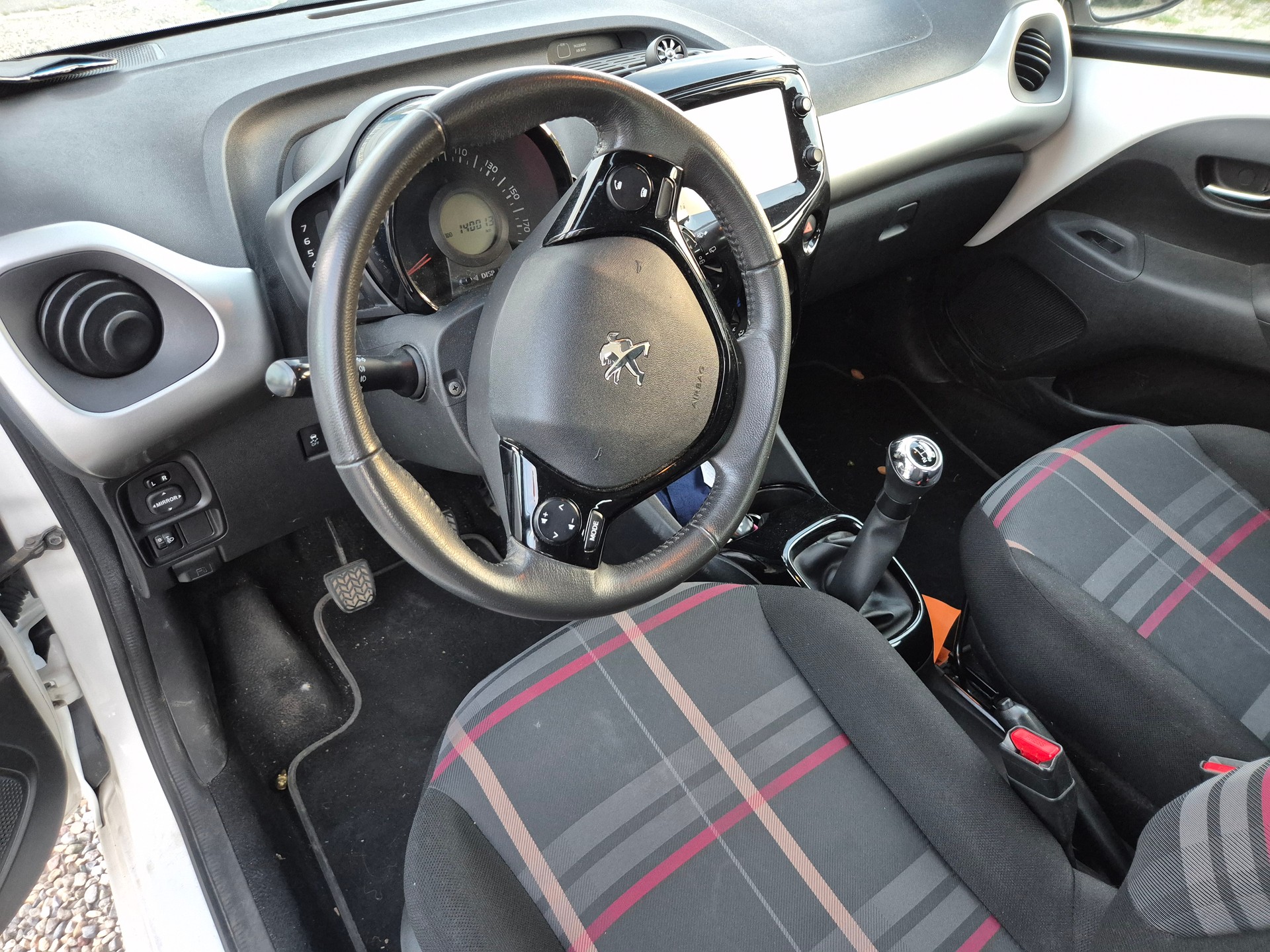 PEUGEOT 108 1.2 VTi Active-image-8