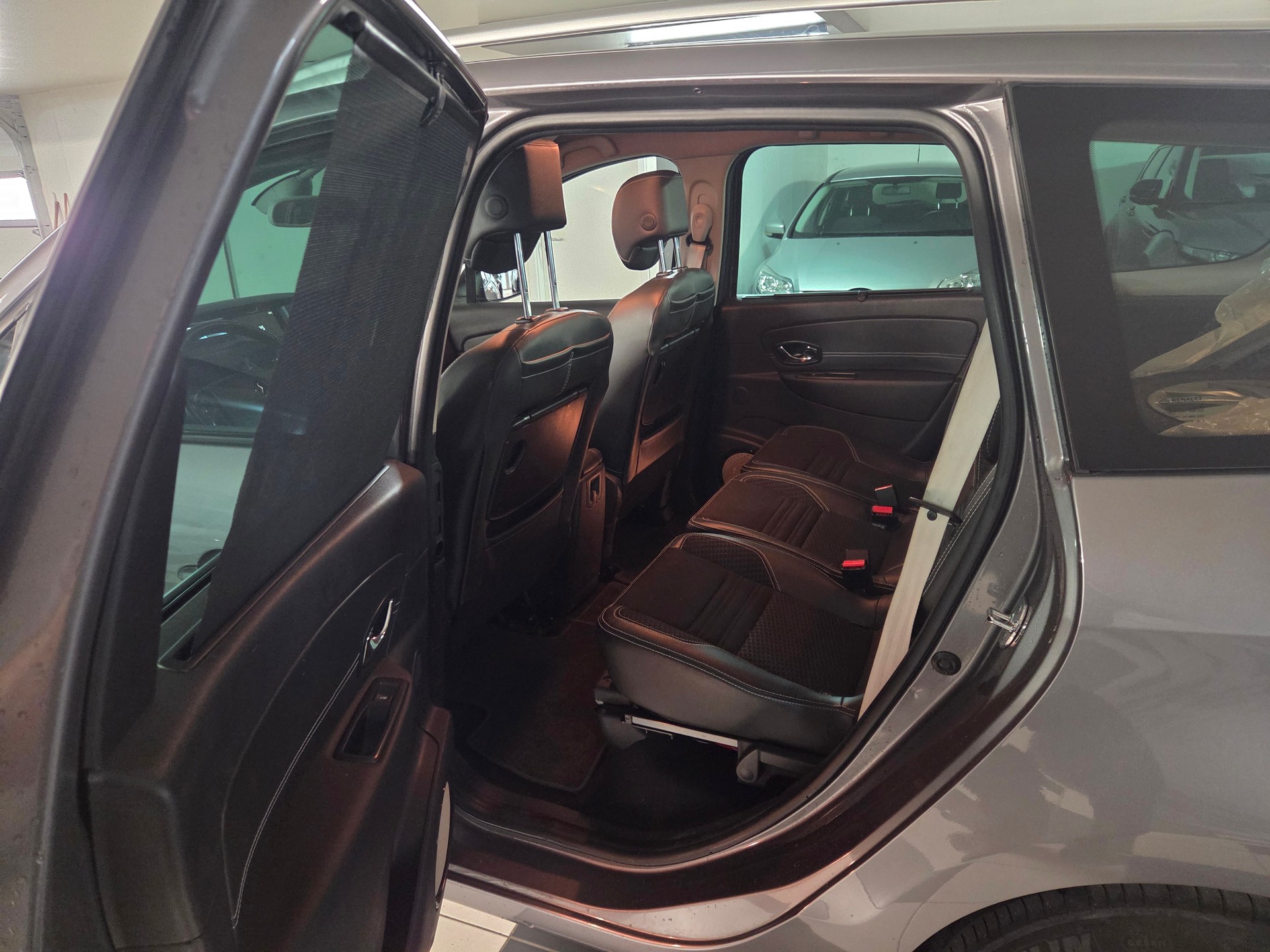 RENAULT Grand Scénic 2.0 dCi Bose Automatic-image-9