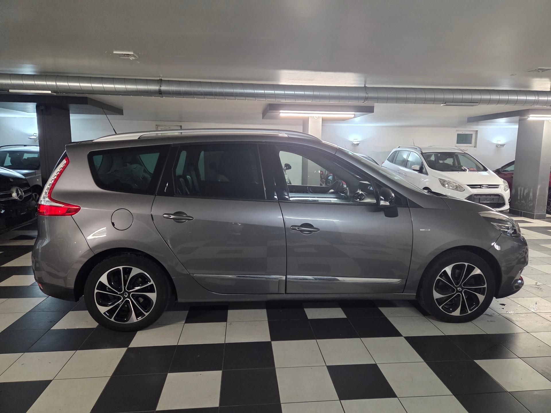 RENAULT Grand Scénic 2.0 dCi Bose Automatic-image-5