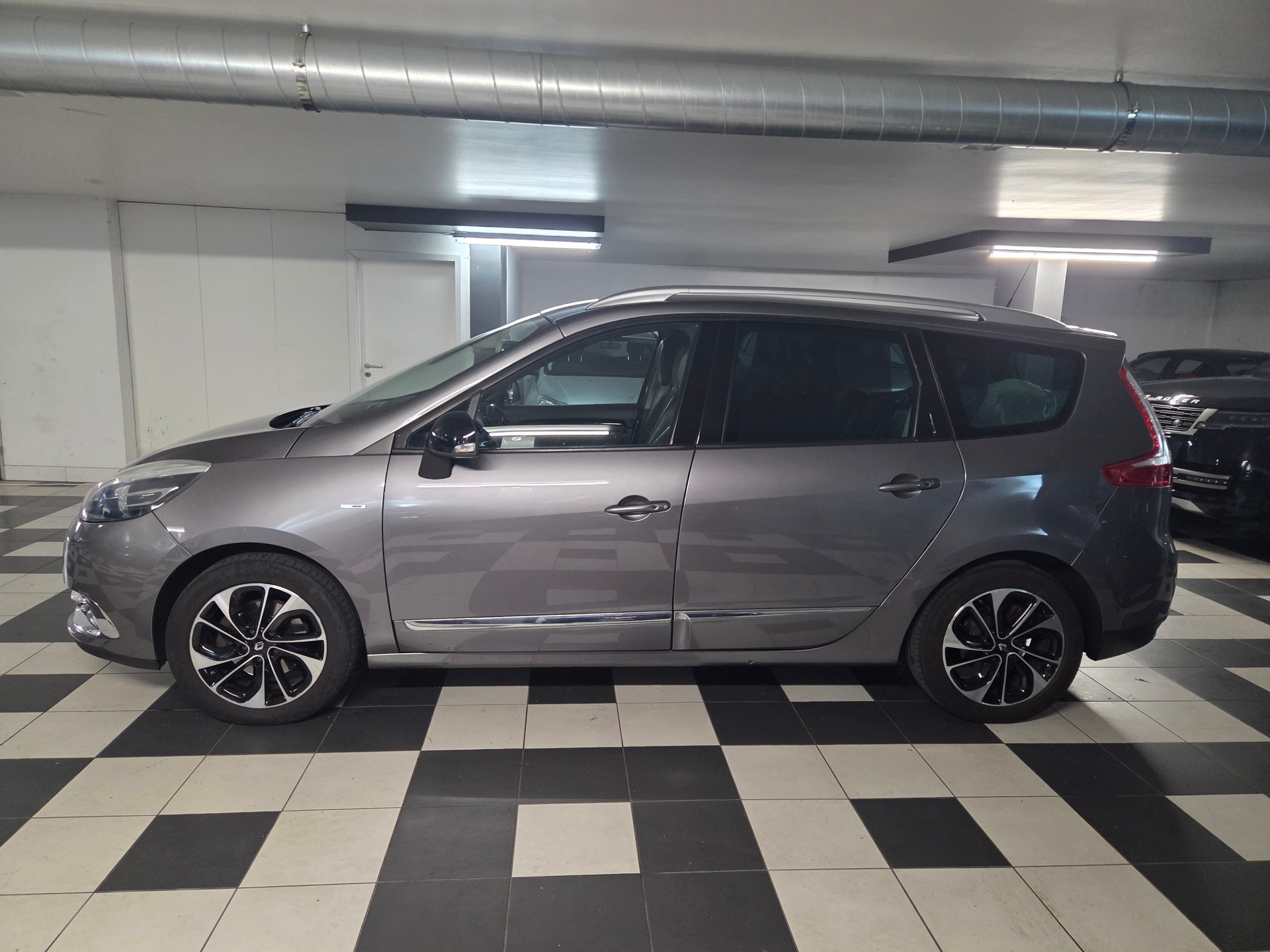 RENAULT Grand Scénic 2.0 dCi Bose Automatic-image-1