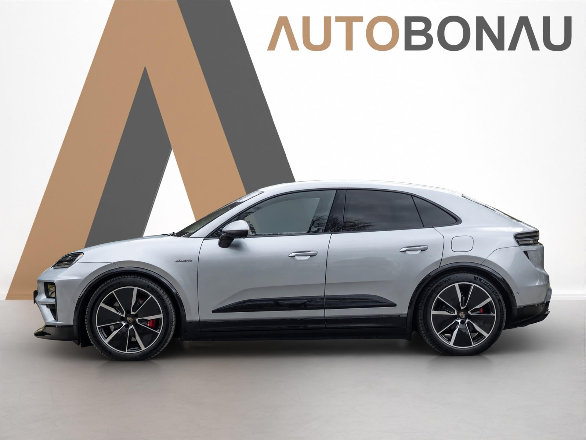 PORSCHE Macan Turbo-showroom-element-1