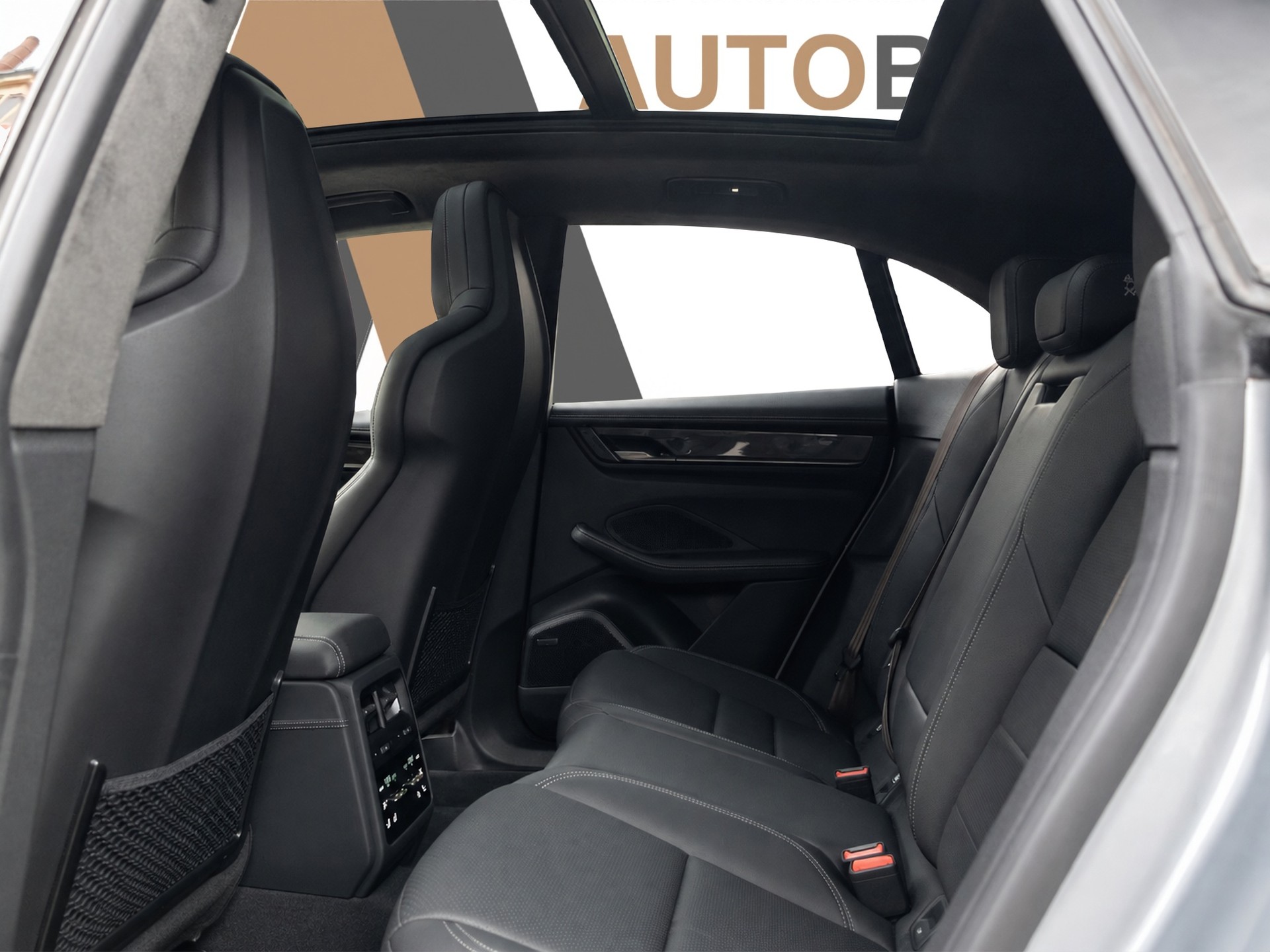 PORSCHE Macan Turbo-image-8