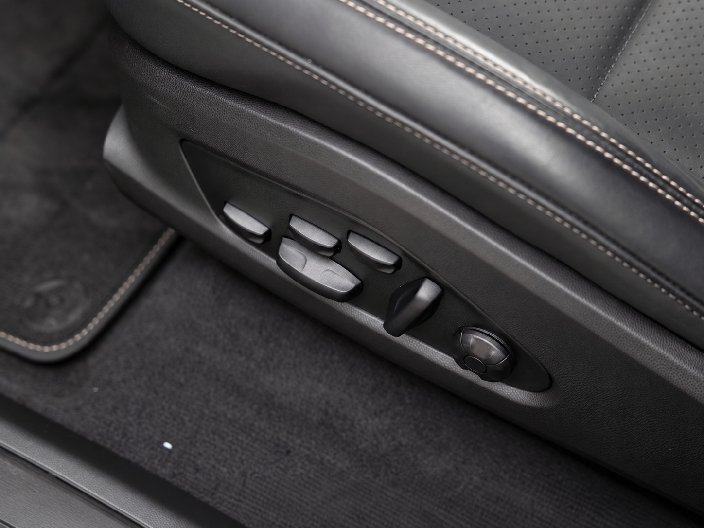 PORSCHE Macan Turbo-image-15