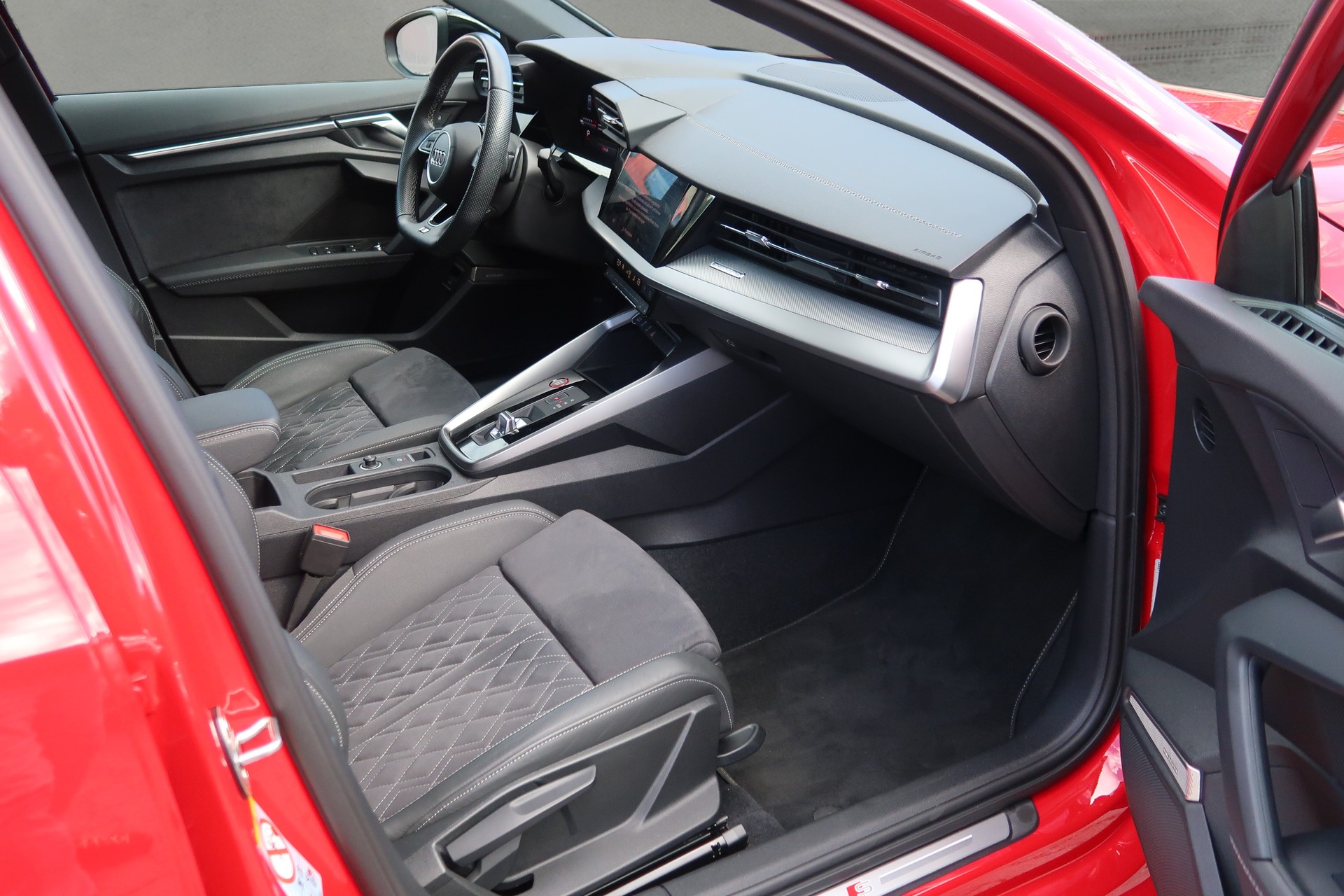 AUDI S3 Limousine 2.0 TFSI quattro S-tronic-image-11