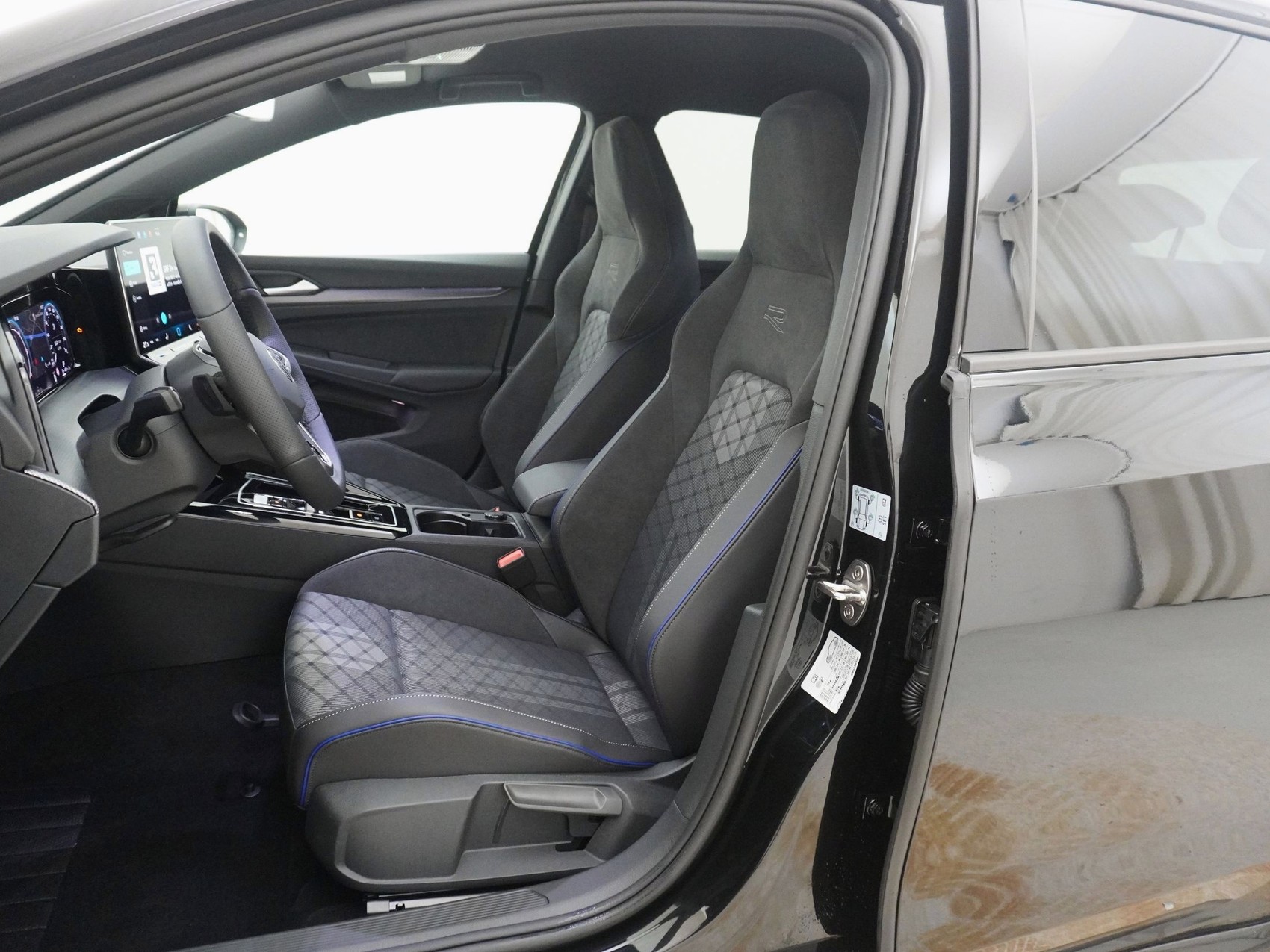 VW Golf VIII 1.5 eTSI R-Line DSG-image-12