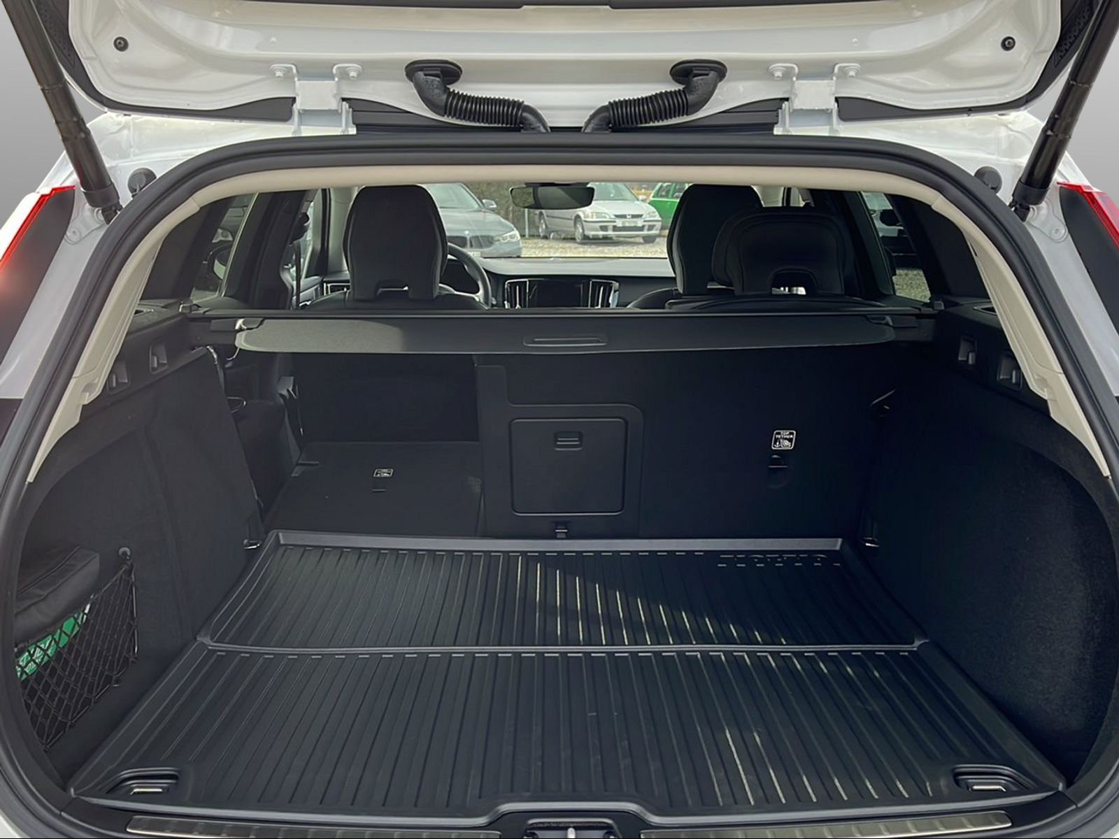 VOLVO V60 2.0 B4 Ultimate Dark-image-16