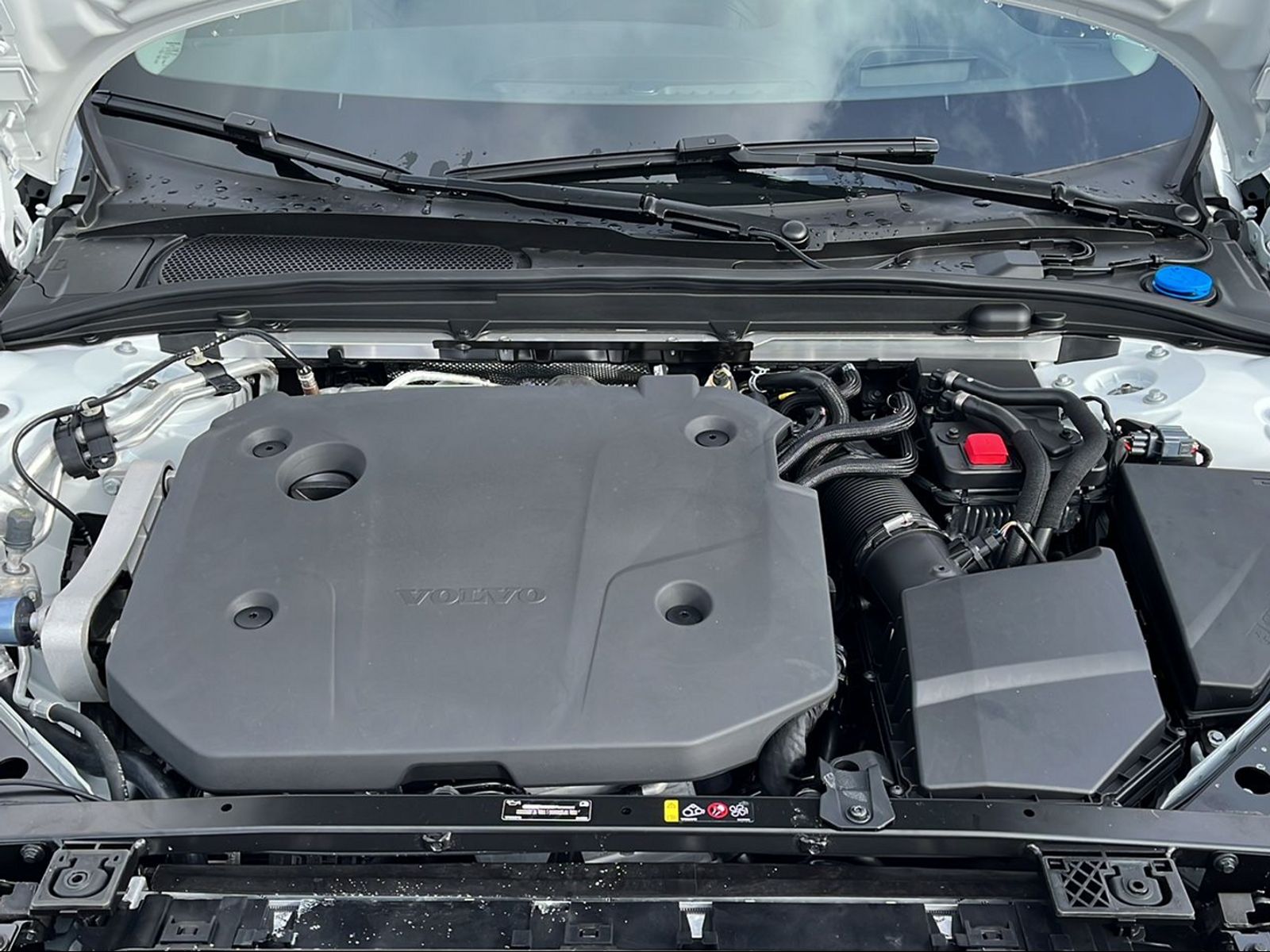 VOLVO V60 2.0 B4 Ultimate Dark-image-17
