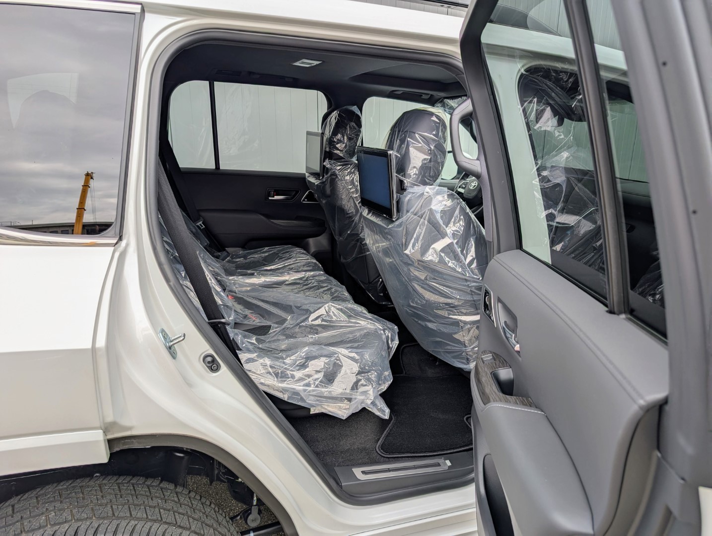 TOYOTA LAND CRUISER 300 V6 DIESEL 70th Anniv.-image-19