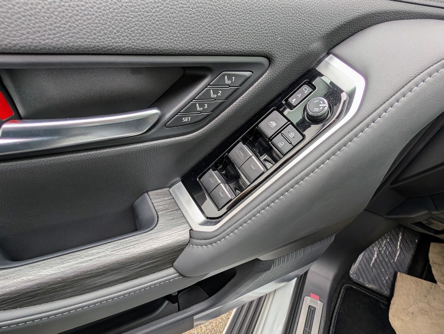 TOYOTA LAND CRUISER 300 V6 DIESEL 70th Anniv.-image-8