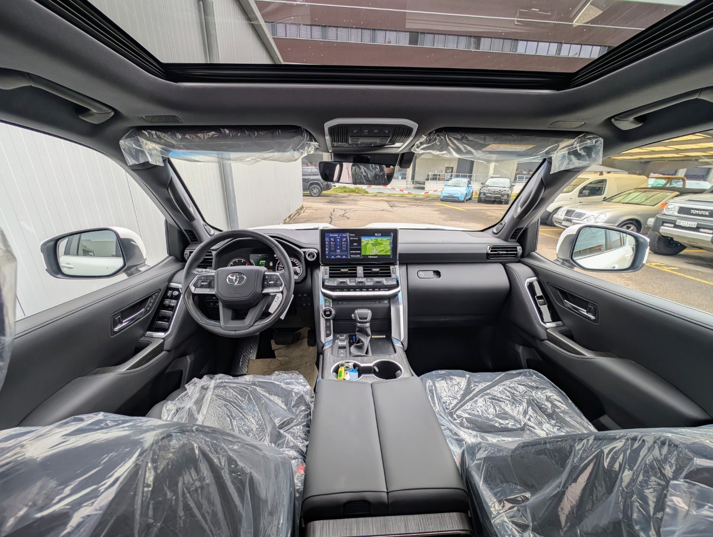 TOYOTA LAND CRUISER 300 V6 DIESEL 70th Anniv.-image-4