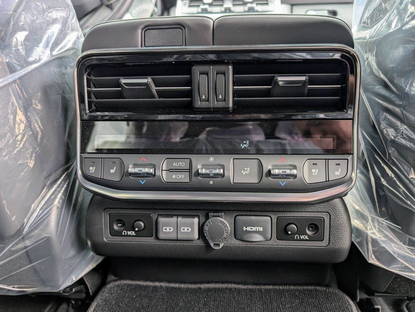TOYOTA LAND CRUISER 300 V6 DIESEL 70th Anniv.-image-13