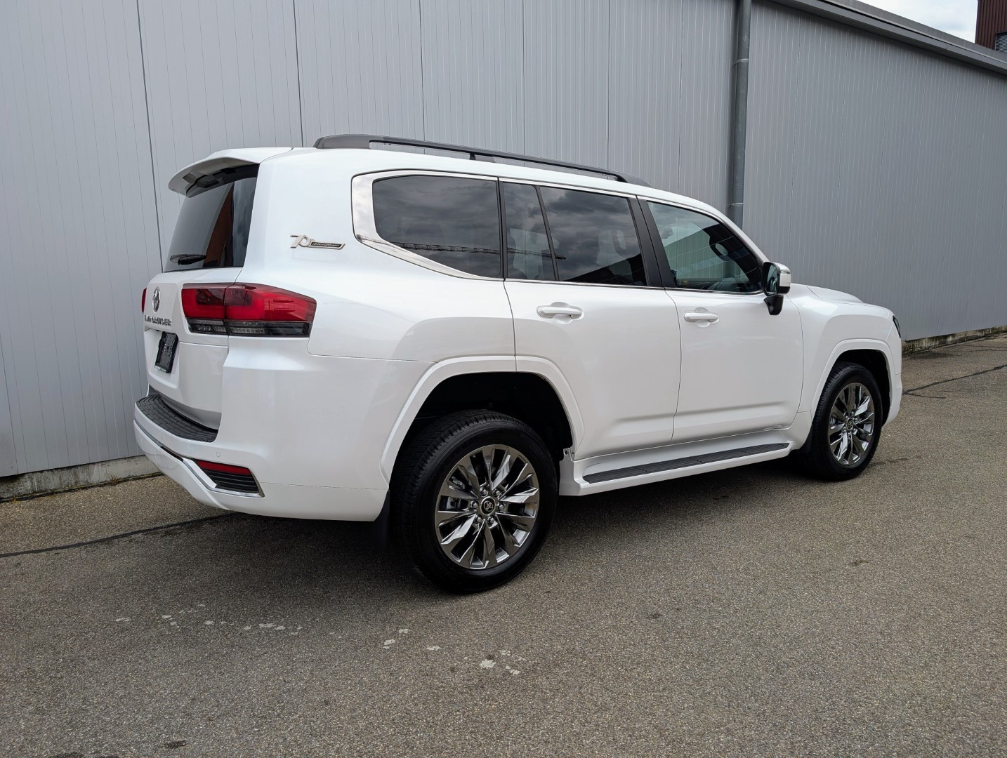 TOYOTA LAND CRUISER 300 V6 DIESEL 70th Anniv.-image-17