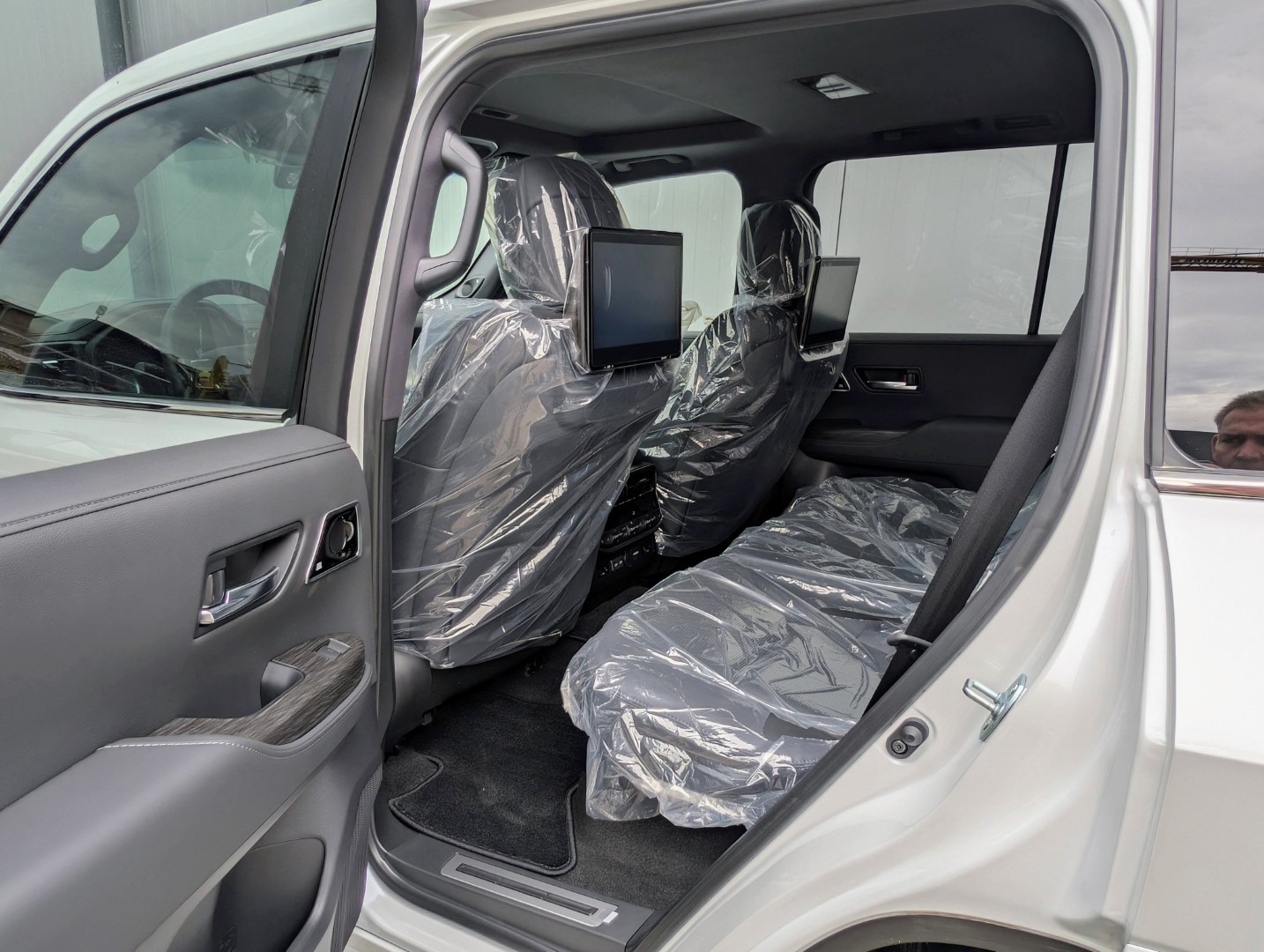 TOYOTA LAND CRUISER 300 V6 DIESEL 70th Anniv.-image-12