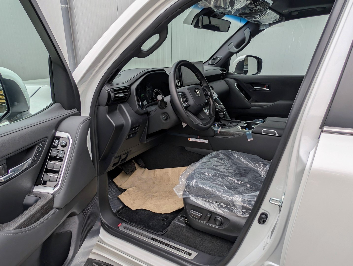 TOYOTA LAND CRUISER 300 V6 DIESEL 70th Anniv.-showroom-element-3