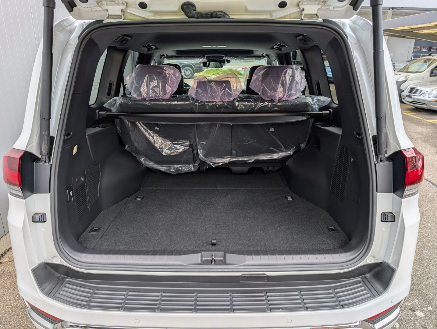 TOYOTA LAND CRUISER 300 V6 DIESEL 70th Anniv.-image-15