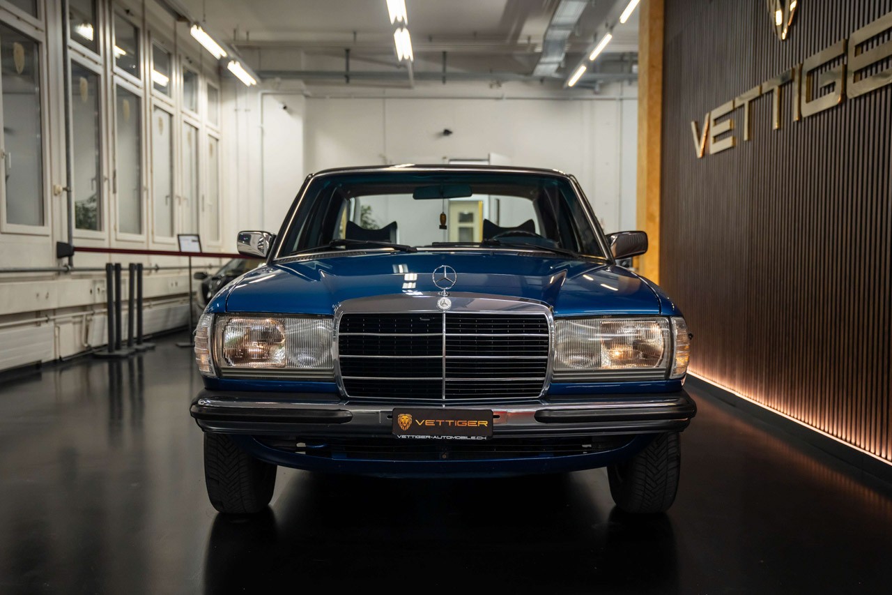 MERCEDES-BENZ 250-showroom-element-1