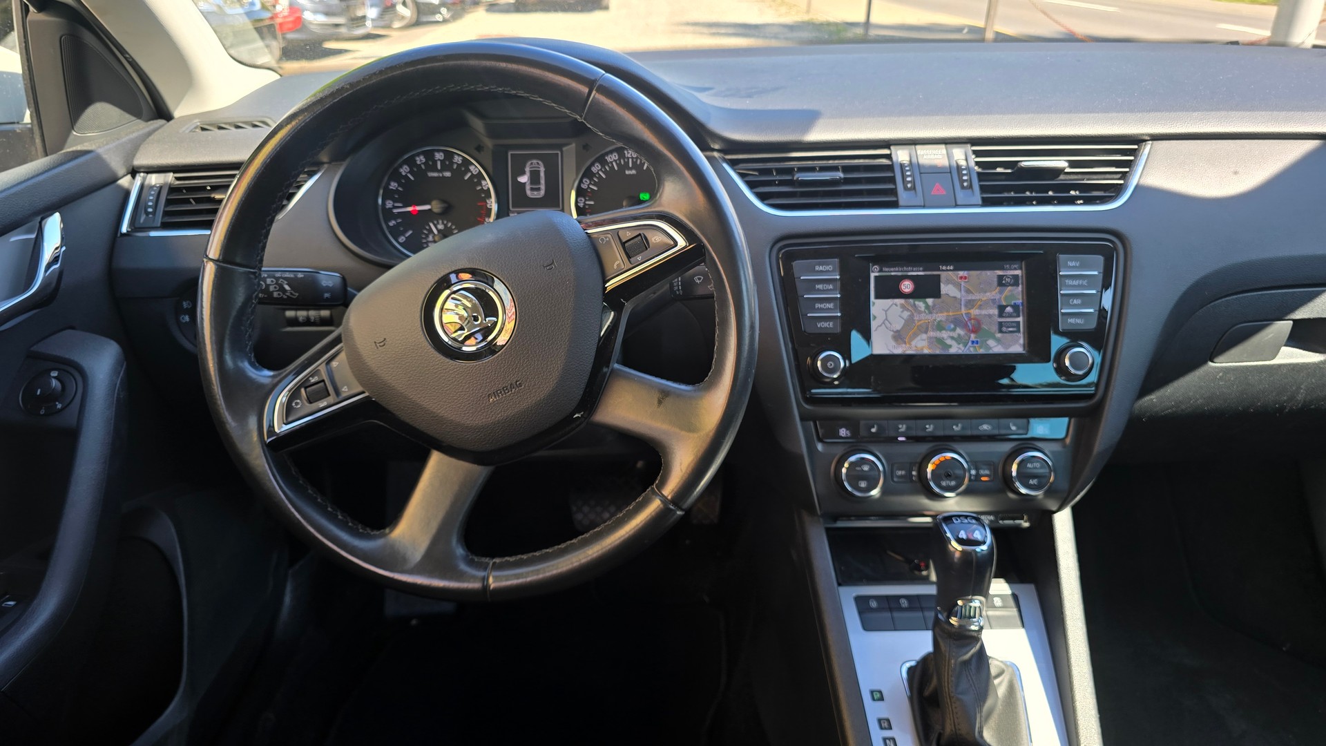 SKODA Octavia Combi 2.0 TDI Ambition 4x4 DSG-image-11